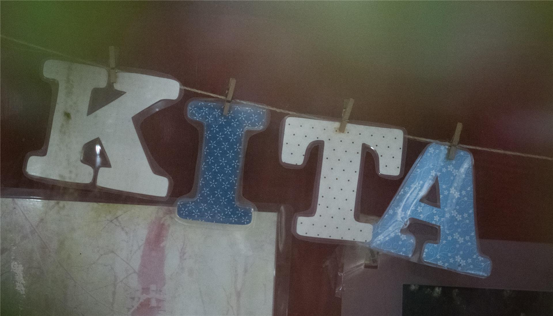 Der Schriftzug "Kita" ist an einer Kindertagesstätte zu lesen. Warnstreik am Freitag: In den städtischen Kindertagesstätten und Abteilungen des Amtes für Jugend, Familie und Frauen wird es zu Einschränkungen kommen. Der Dienstbetrieb in anderen Abteilungen bleibt jedoch aufrechterhalten.