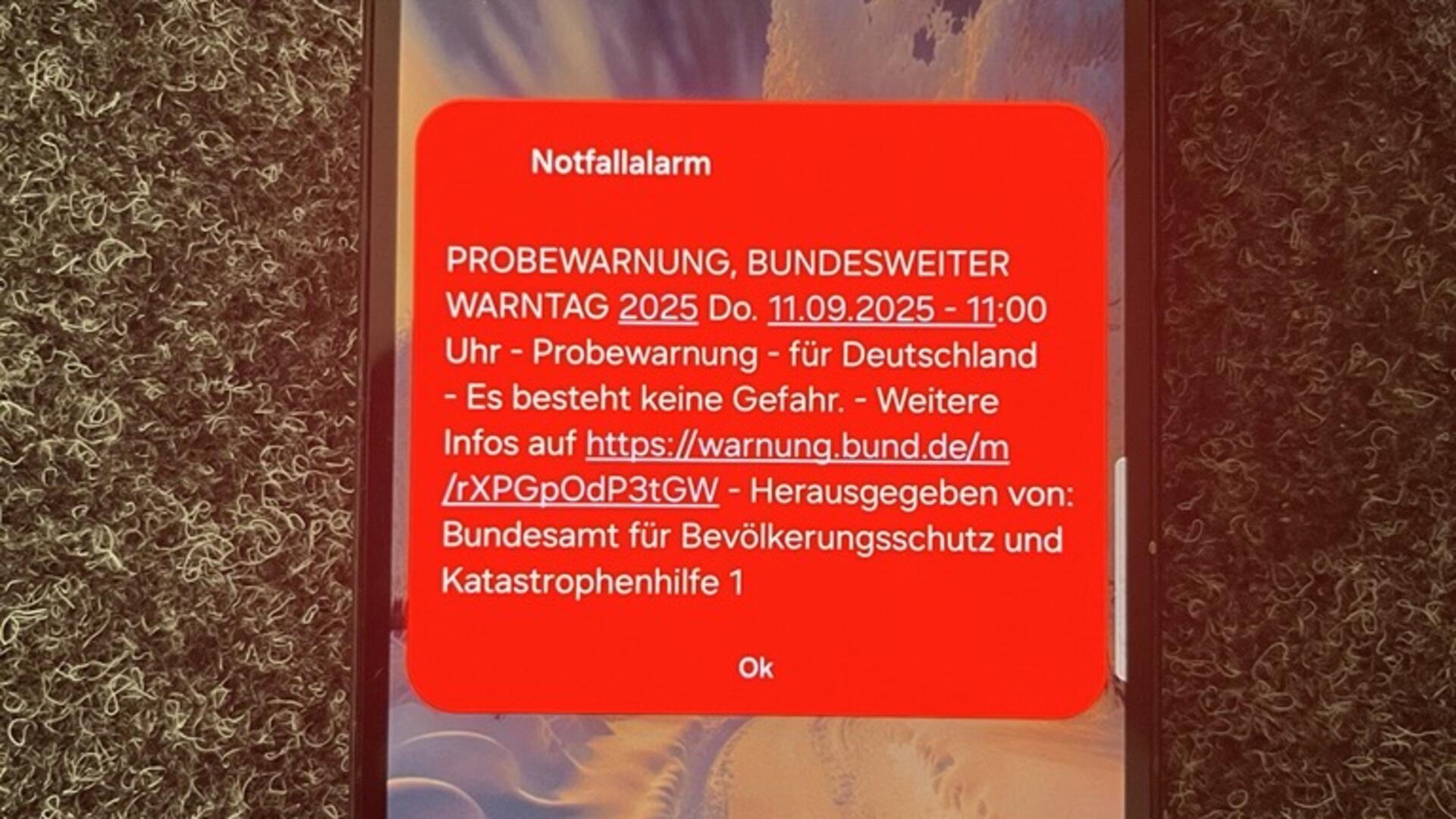 Warnung auf dem Mobiltelefon zum Warntag.