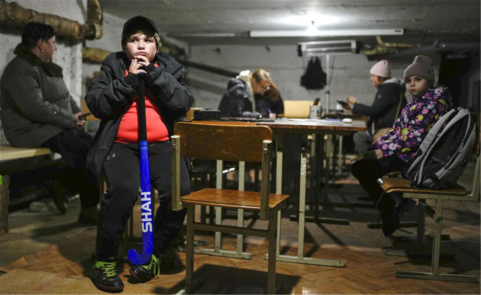Warten auf Entwarnung: Ein ukrainischer Junge stützt im Bunker sein Kinn auf den Hockeyschläger. Der Verein „BRV hilft der Ukraine“ sammelt Geld für Heizungen, die in Sammelunterkünften genutzt werden sollen. 