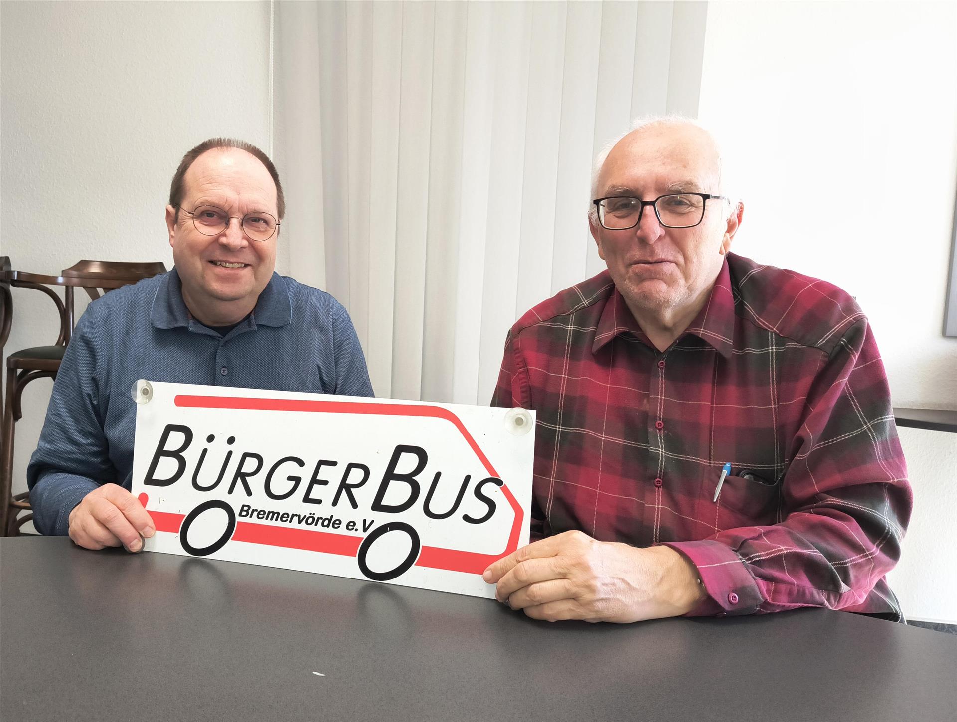 Warten auf den neuen Bremervörder Bürgerbus, der ab August durch die Ostestadt und die dazugehörigen Ortschaften rollen soll: Der Vorsitzende des Vereins Bürgerbus Bremervörde, Günther Justen-Stahl (rechts), und sein Stellvertreter Fridtjof Schröter.
