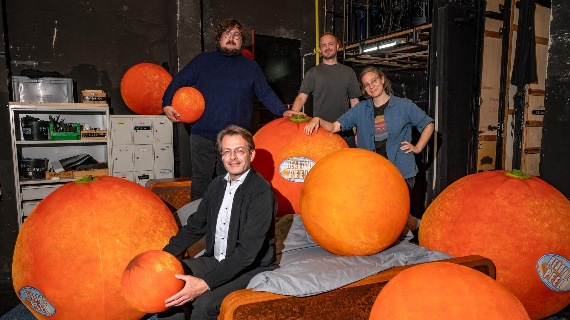 Die skurrile Oper "Die Liebe zu den drei Orangen" von Sergej Prokofjew kündigt sich am Stadttheater Bremerhaven an. Sie fiebern der Premiere entgegen (hinten von links): Julius Theodor Semmelmann (Regie, Bühnenbild), Markus Tatzig (Leiter Musuiktheater), Devin McDonough (Kostüme) uhd vorne Generalmusikdirektor Marc Niemann. 