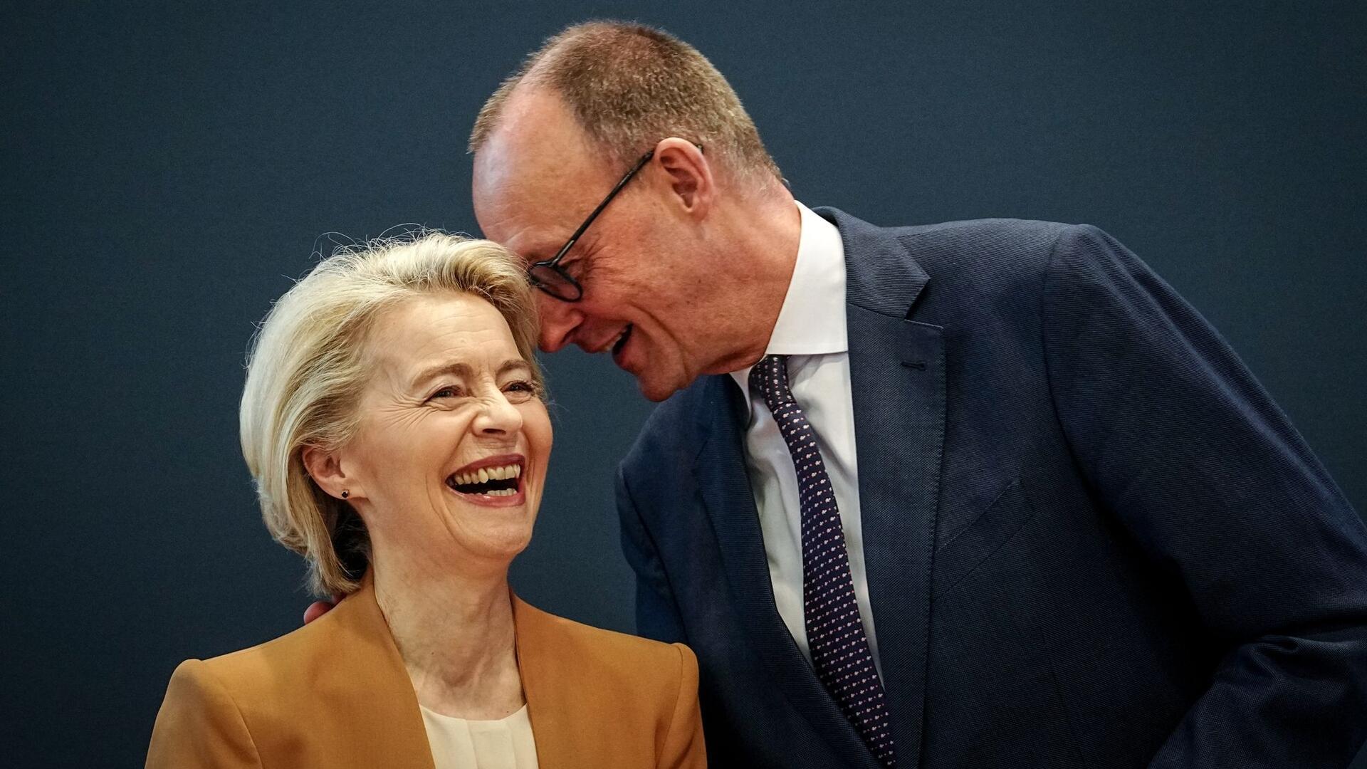 Bilder des Tages Was gibt es denn da zu tuscheln? CDU-Chef Friedrich Merz und EU-Kommissionspräsidentin Ursula von der Leyen nehmen an der CDU-Bundesvorstandssitzung teil.