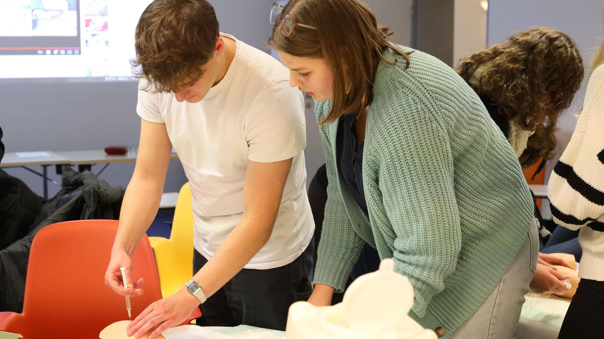 Was ist bei einer Injektion zu beachten? Das lernen Schüler im Skills Lab in der Hochschule.