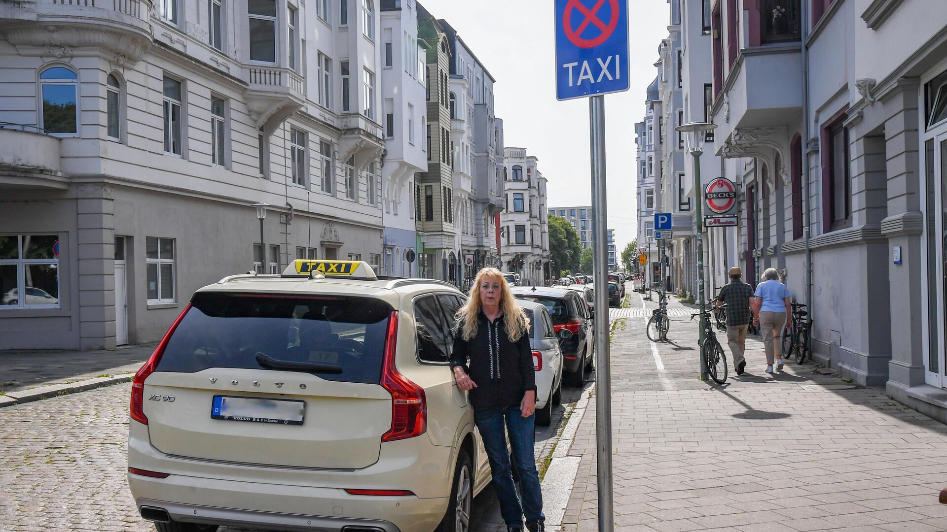 Wegen der Sommerstraße musste der Taxistand vom Becké-Platz an die Schleusenstraße umziehen. Sehr zum Ärger von Taxi-Unternehmerin Angela Grafelmann. 