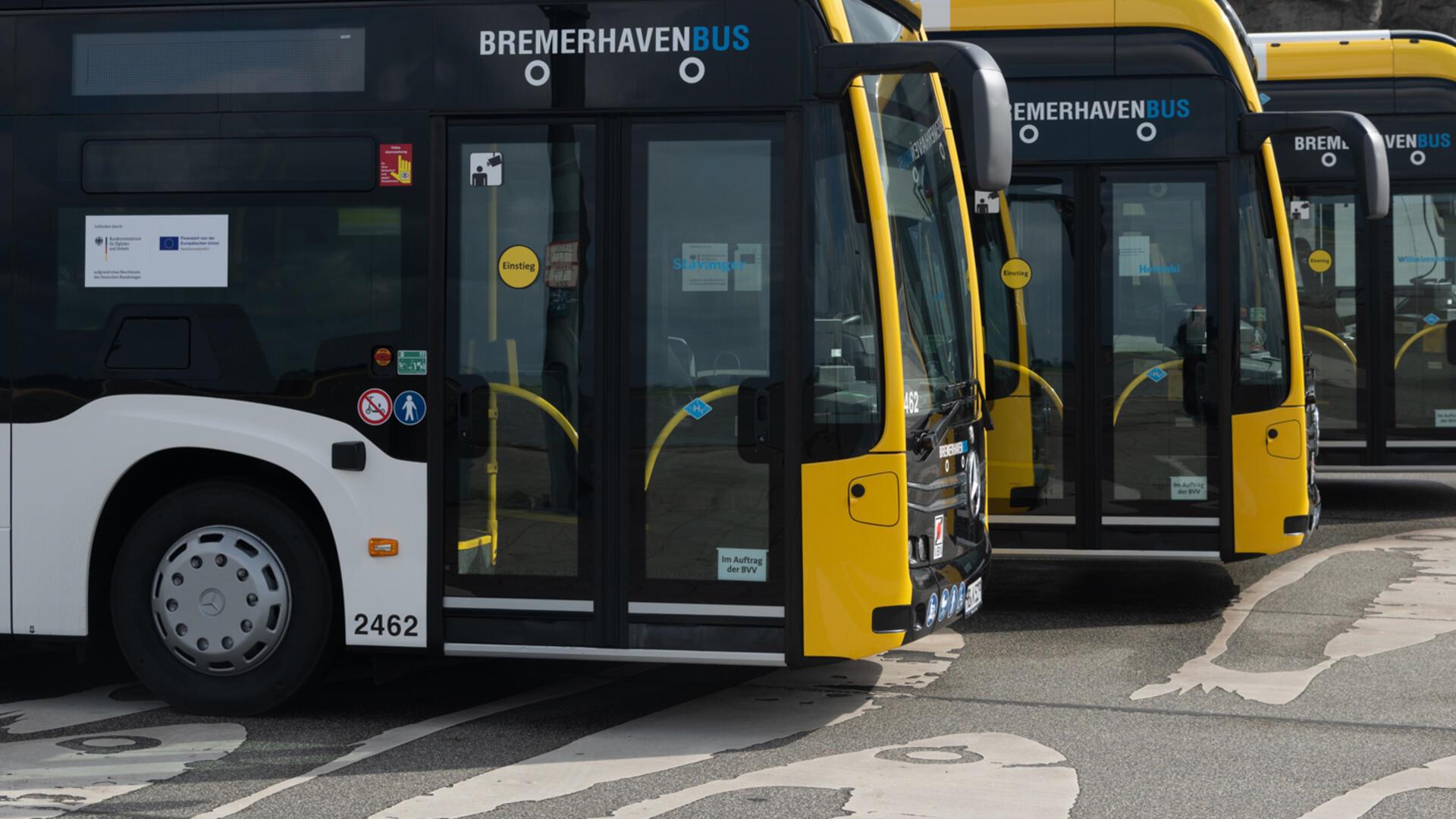 Busse von Bremerhaven Bus stehen nebeneinander