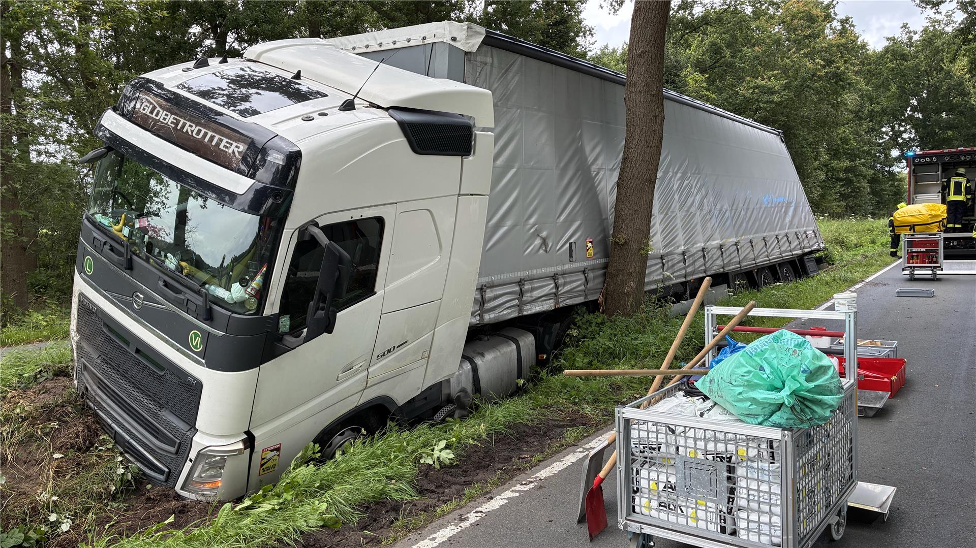 Ein verunglückter Laster in einem Seitengraben.