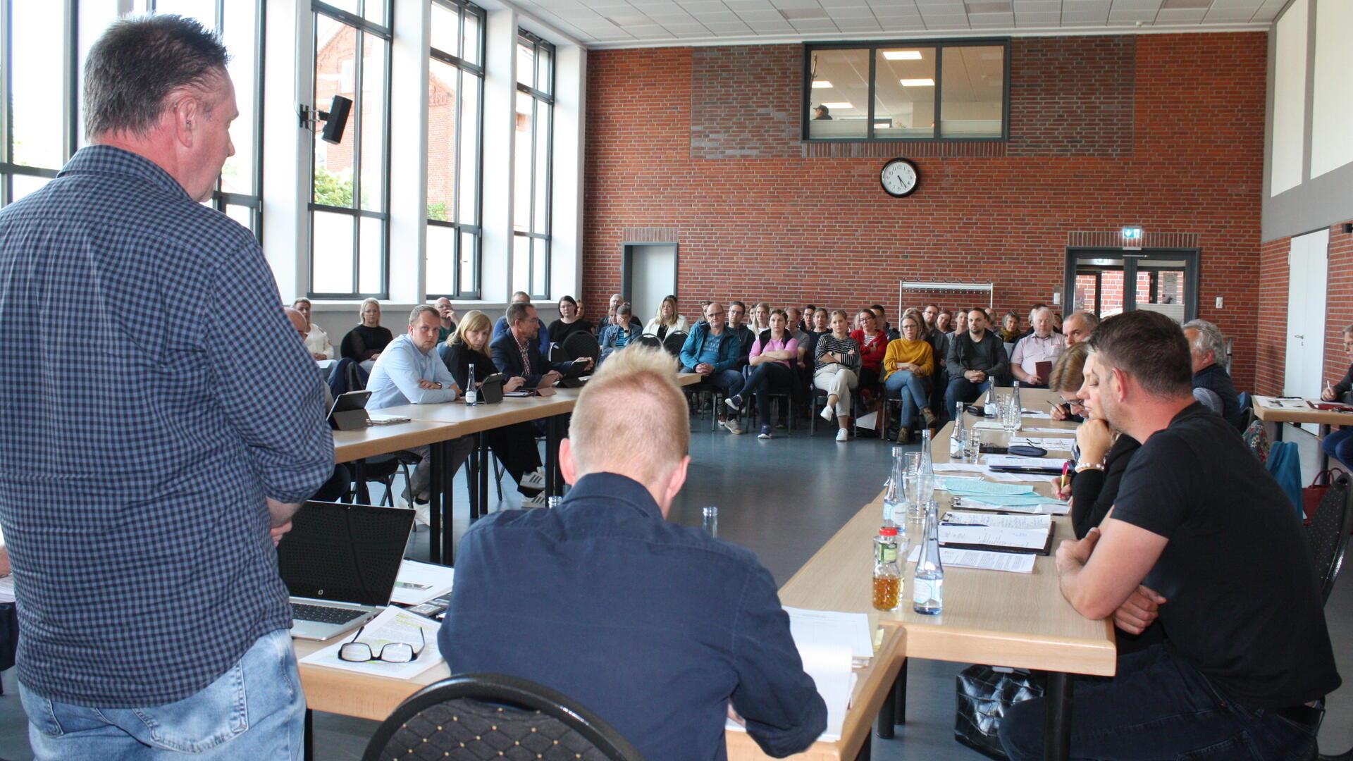 Wegen des großen Interesses an der Entscheidung zur Ganztagsschule tagte der Schulausschuss in der Feldhof-Halle.