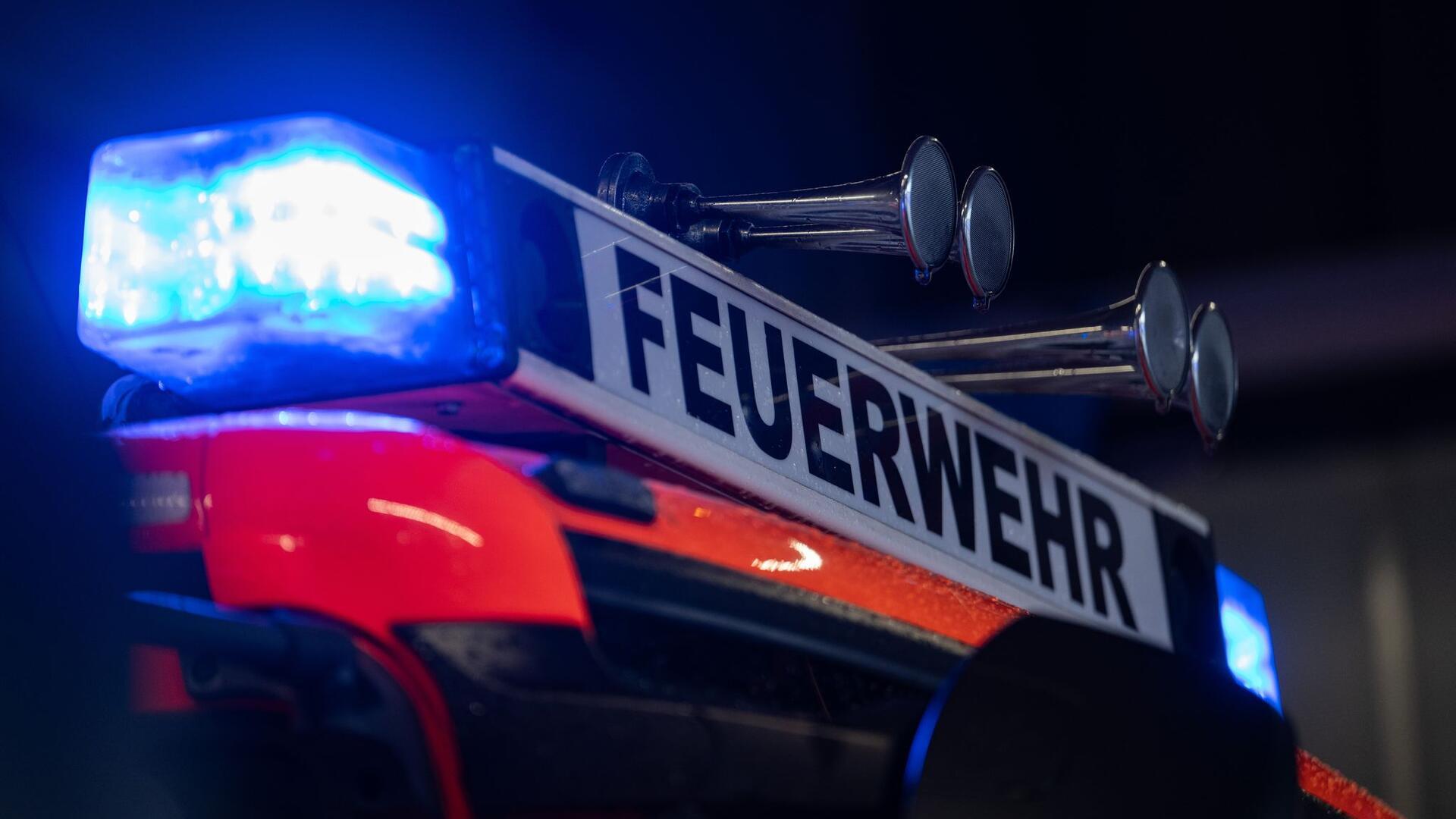 Wegen eines Kellerbrands in Bremerhaven kommt es zu starker Rauchentwicklung. Anwohner wurden per Nina-Warn-App aufgefordert, Fenster und Türen geschlossen zu halten.
