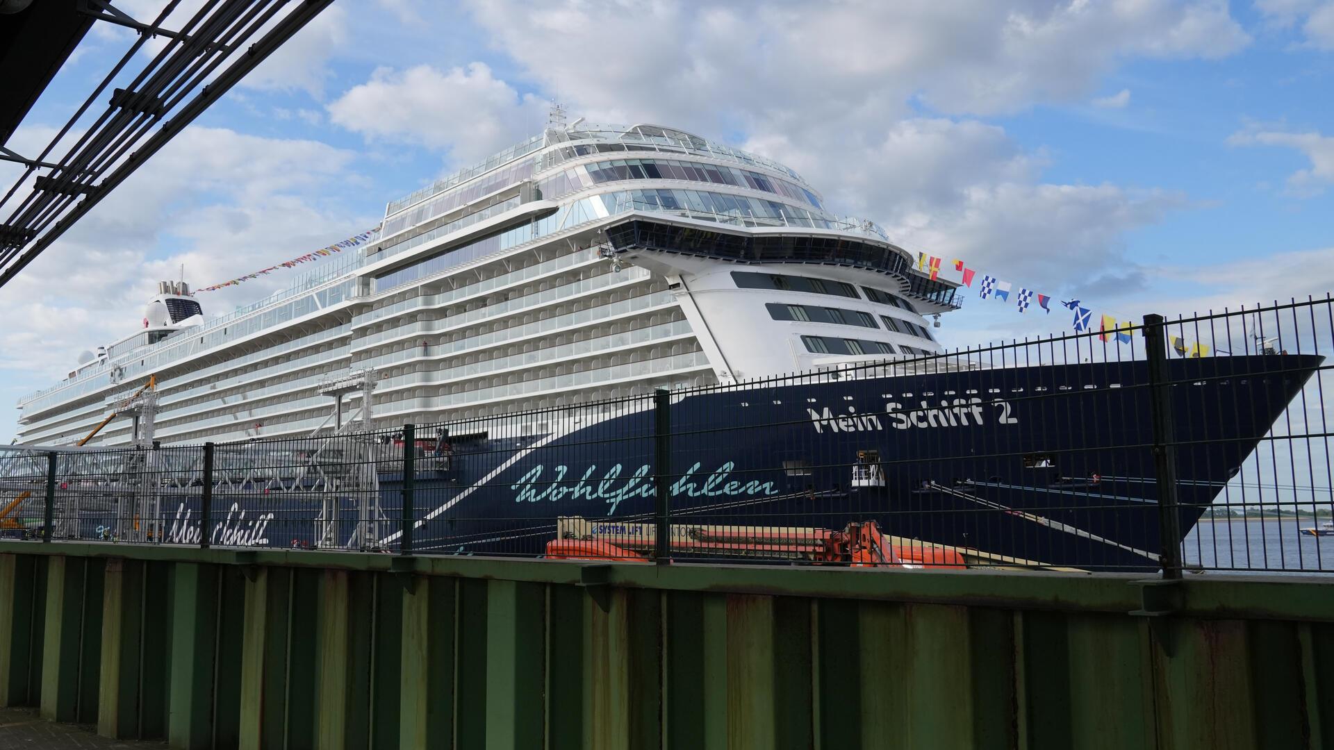Wegen schwerer See musste die „Mein Schiff 2" ihre Route ändern und konnte die Azoren nicht anfahren. Am Donnerstagmorgen, 8. Mai, hat das Schiff an der Columbuskaje in Bremerhaven festgemacht.