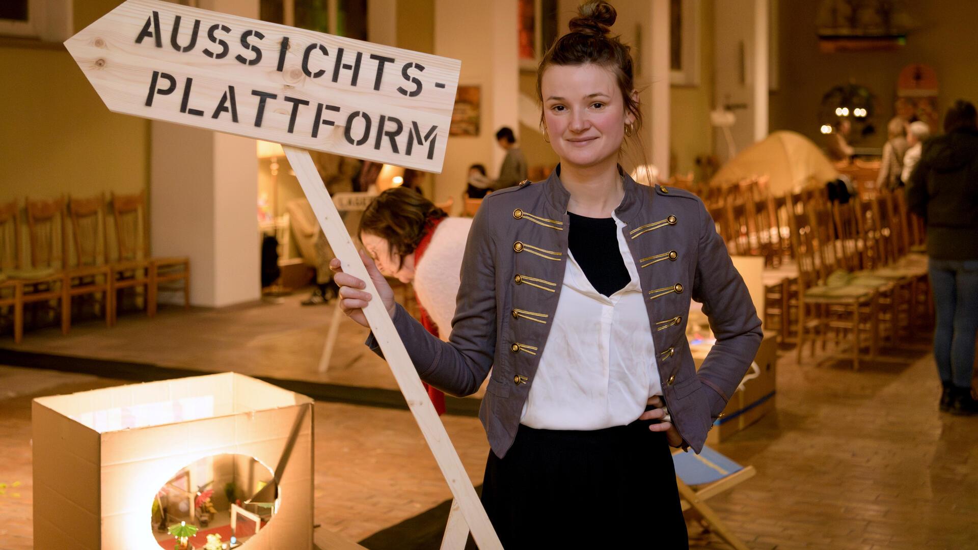 Wegweiser: Künstlerin Sophia Bizer stellt zum Abschluss ihres Kunststipendiums in der Großen Kirche aus. Geöffnet ist die Ausstellung mittwochs 15 bis 18 Uhr.