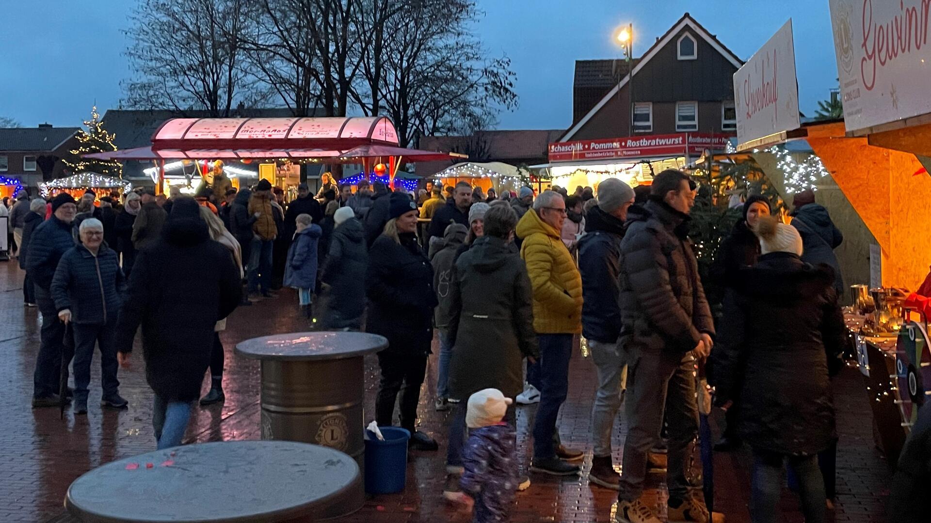Weihnachtlich gestaltete Stände, funkelnder Lichterschmuck und stimmungsvolle Musik sollen auf dem Dorfplatz am 7. und 8. Dezember wieder für eine besondere Atmosphäre sorgen. Auch im Gnarrenburger Bürgerhaus ist für vorweihnachtliche Stimmung gesorgt.