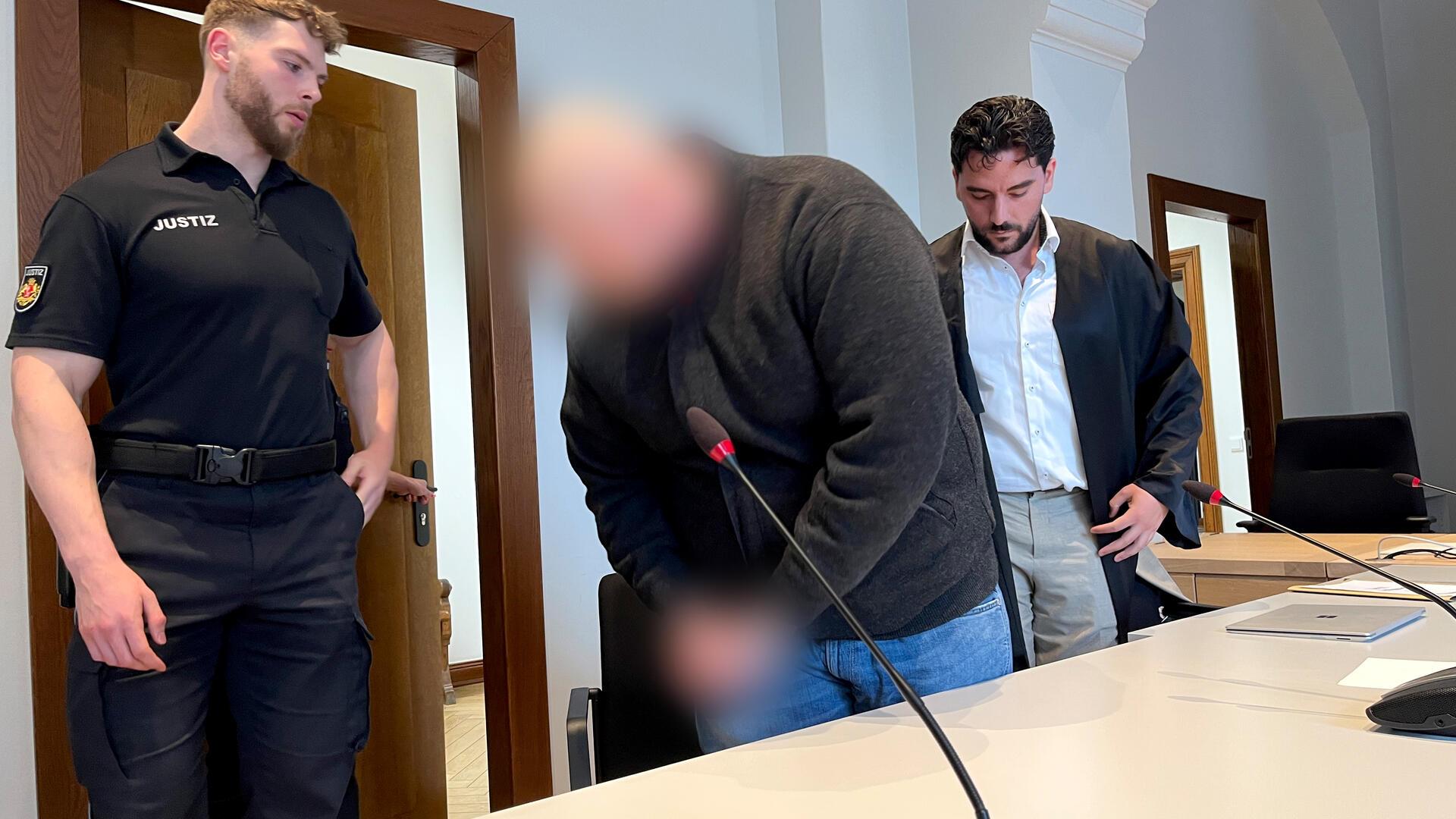 Mann wird in den Gerichtssaal geführt.