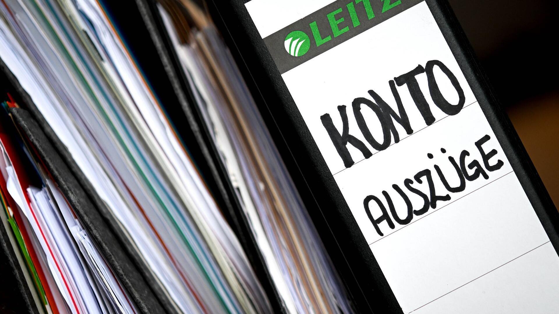 Aktenordner in einem Schrank.