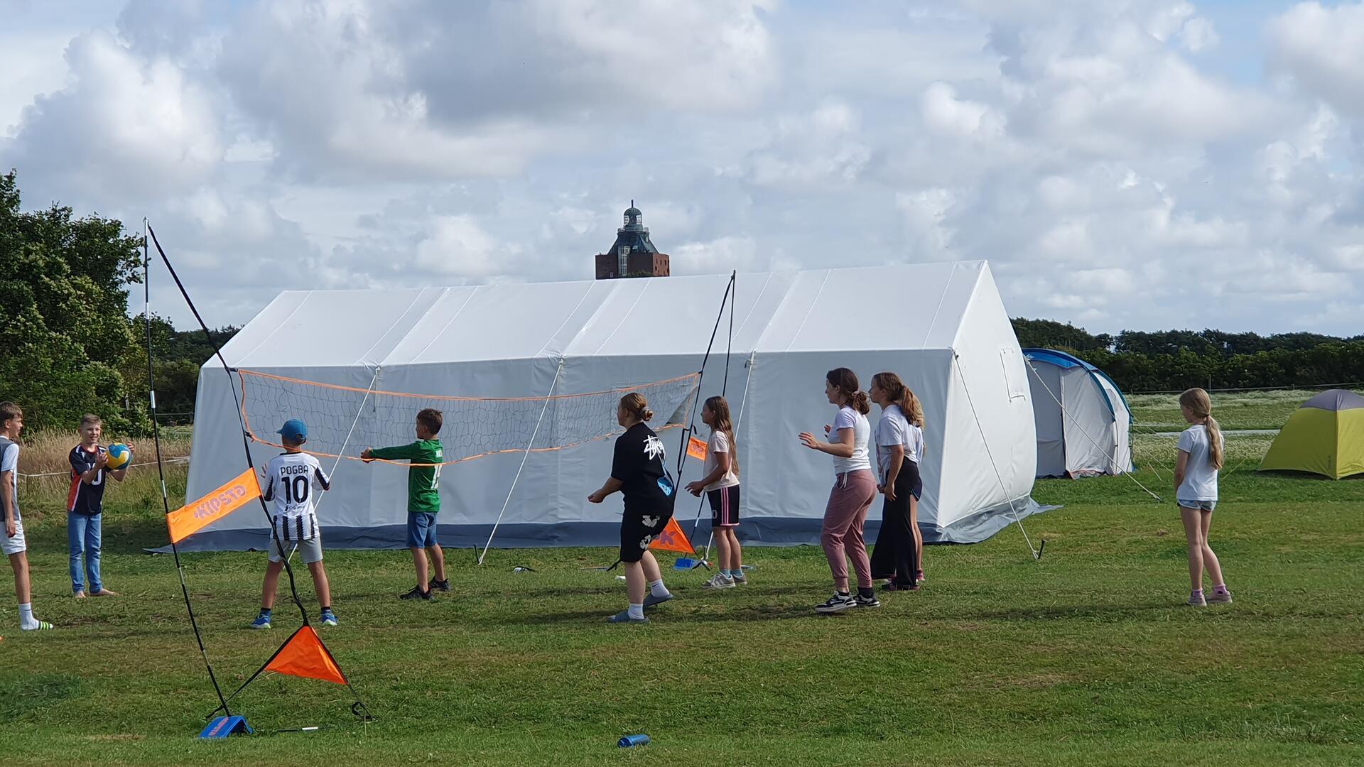 Wenn der Himmel mal trocken blieb, spielte sich das Leben im Neuwerker TSV-Camp natürlich draußen ab.