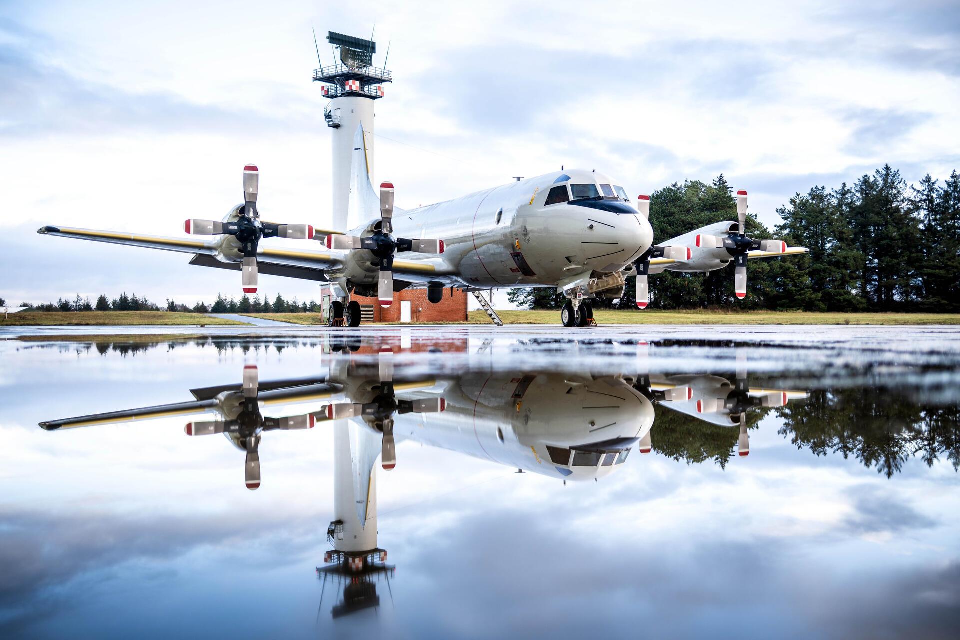 Wenn verdächtige Drohnen über das Marinefliegergelände fliegen, ist die Flugsicherheit für die Marineflieger – hier ein Seefernaufklärer vom Typ P-3C "Orion" - gefährdet.  Ende Februar soll über dem Fliegerhorst zuletzt mindestens eine Drohne gesichtet worden sein. 