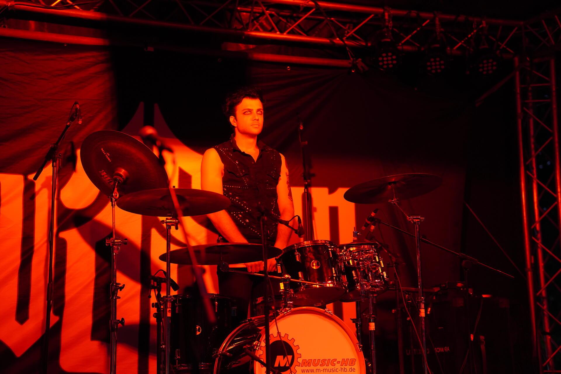 Wer diesem Drummer bei Nacht im Mondschein begegnen möchte, hebe bitte die Hand.