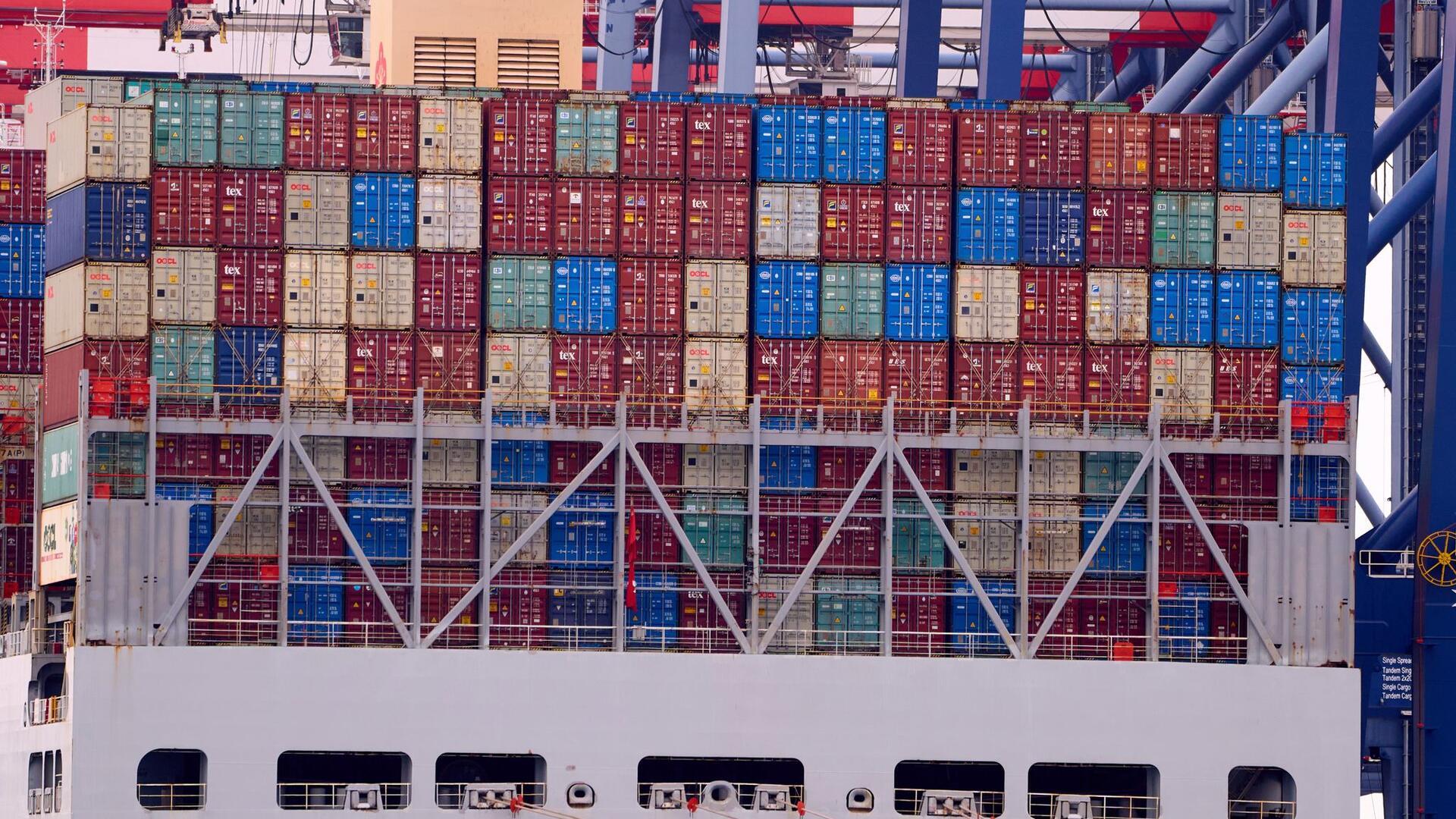 Container stehen gestapelt auf einem Schiff