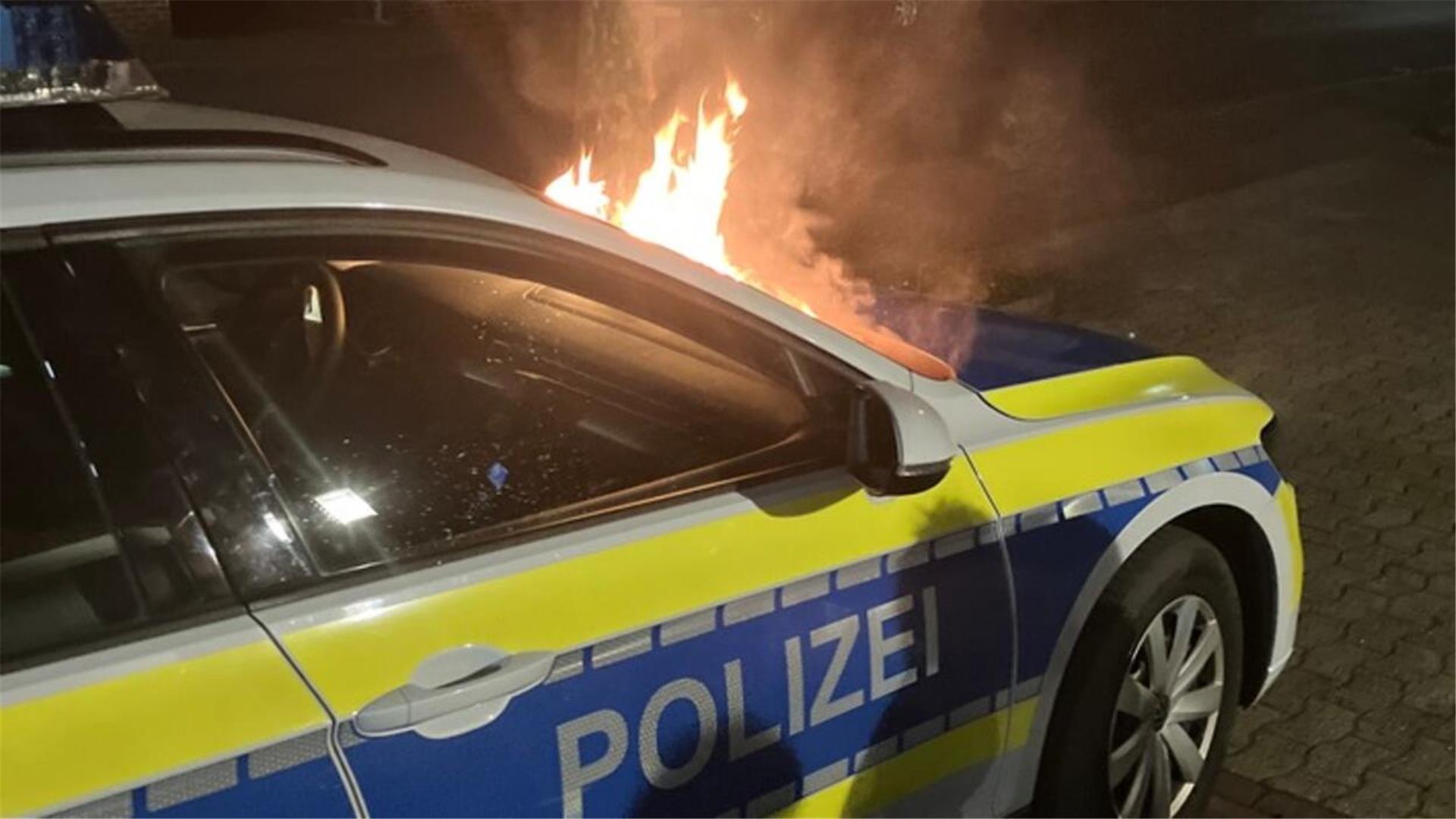 Wer hat den Streifenwagen in Brand gesetzt? Die Polizei sucht Zeugen.