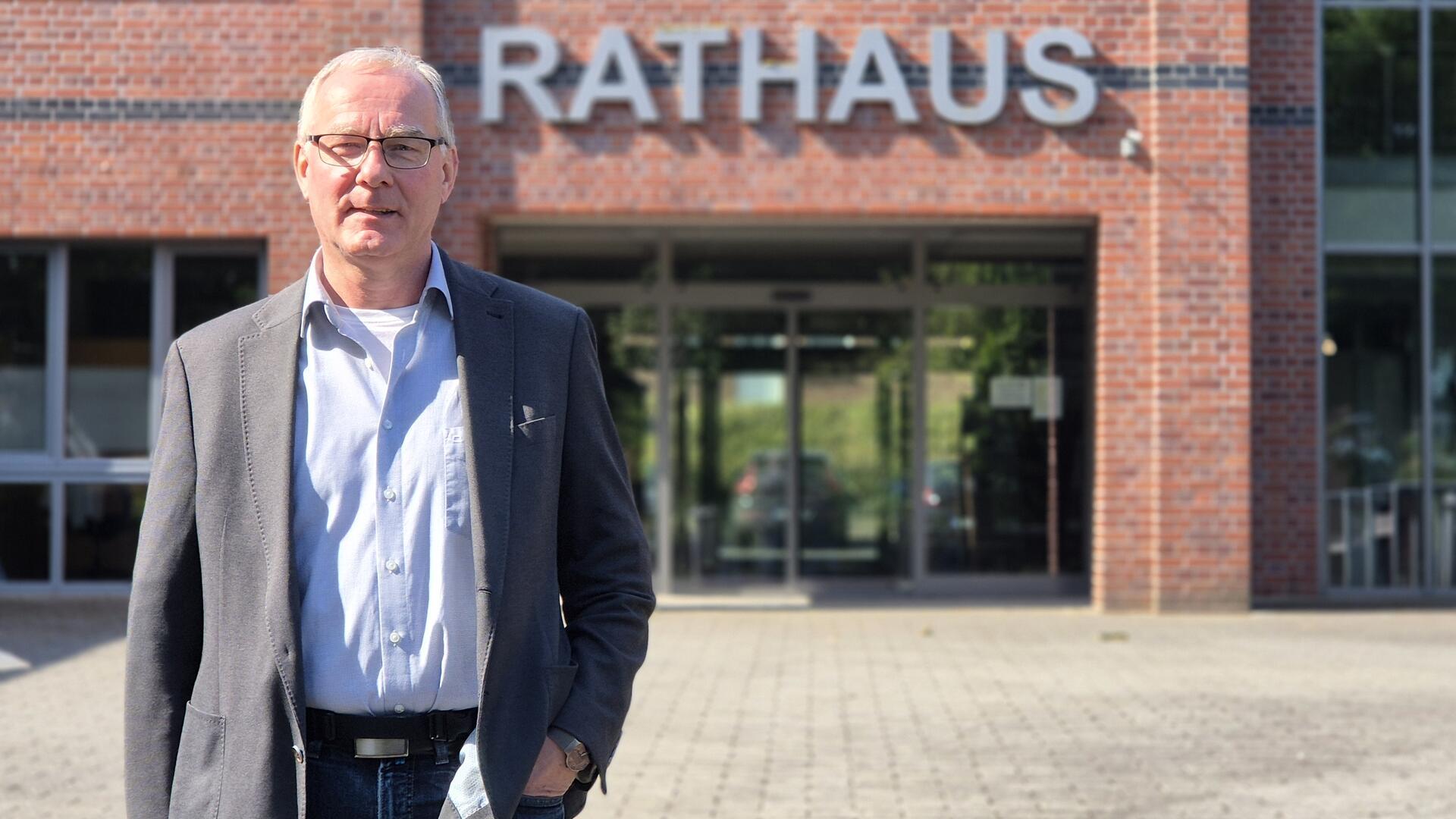 Bürgermeister Gerhard Kahrs vor dem Selsinger Rathaus.