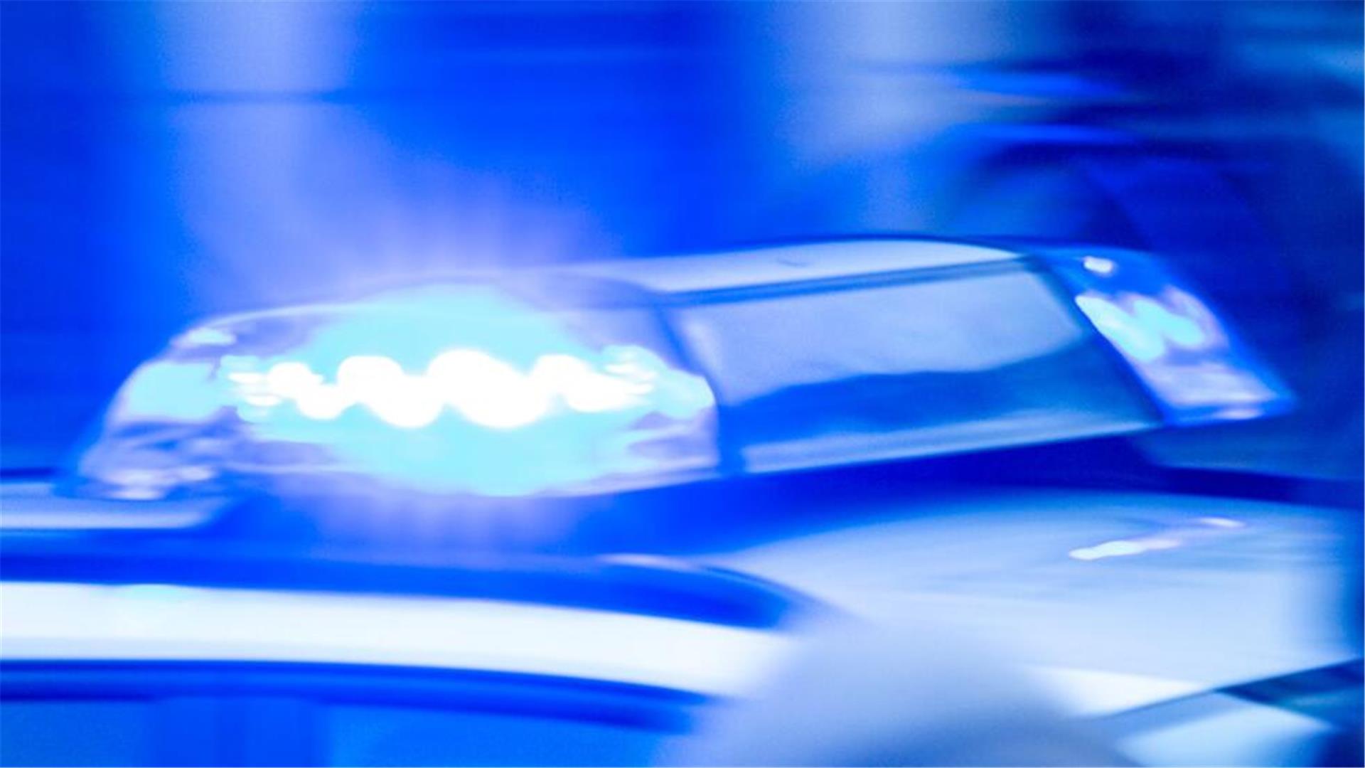 Ein Streifenwagen der Polizei ist mit Blaulicht im Einsatz.