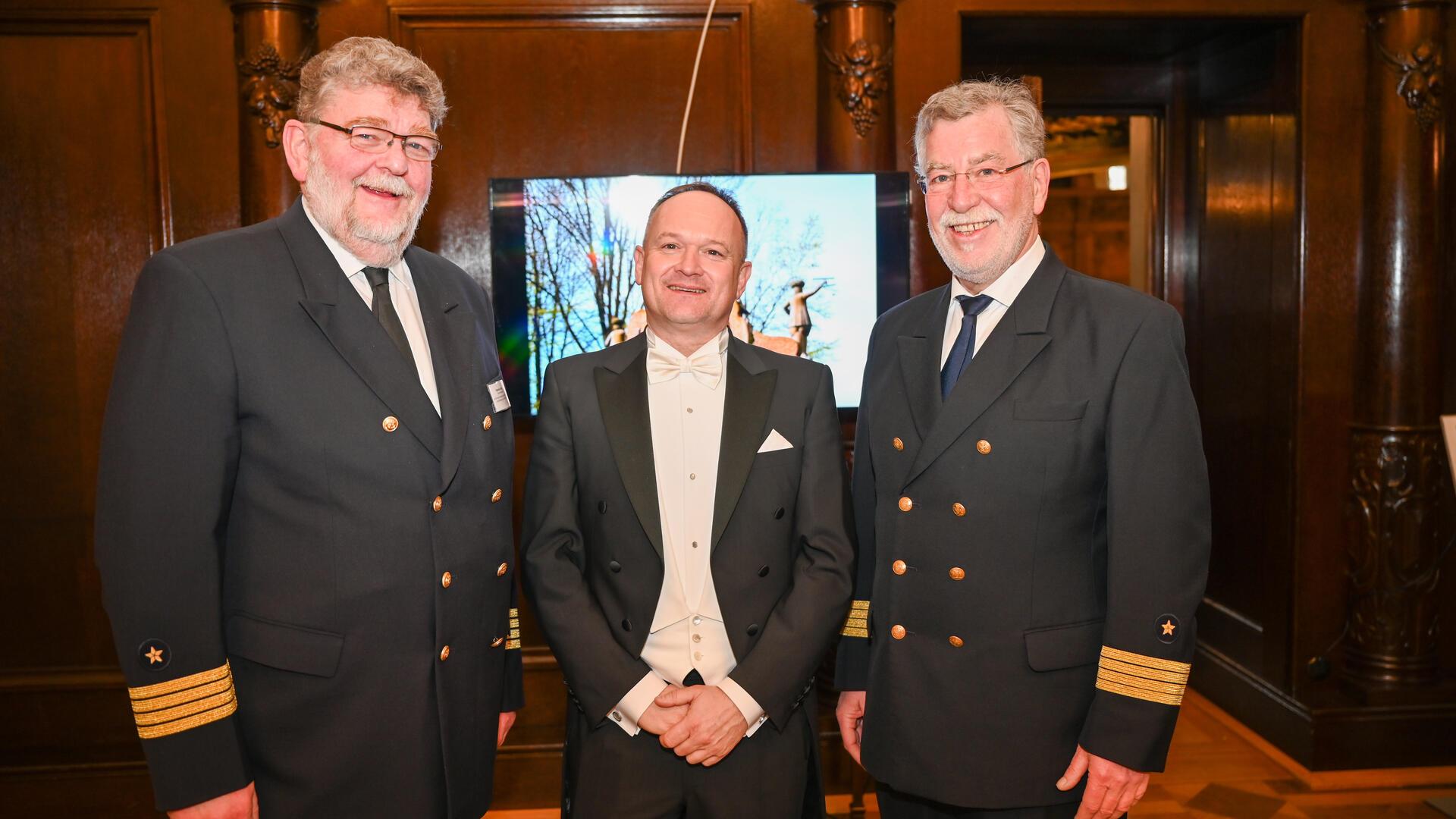 Der 1. Schaffer Thorsten Rönner im Gespräch mit den Kapitänen Hannes Schuch und Andreas Mai (rechts). 