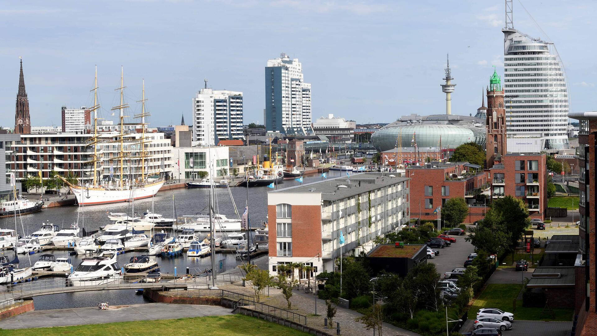 Panoramaansicht des Bremerhavener Hafenbereichs mit Blick auf die Marina, zahlreiche Yachten und dem Dreimaster "Schulschiff Deutschland".