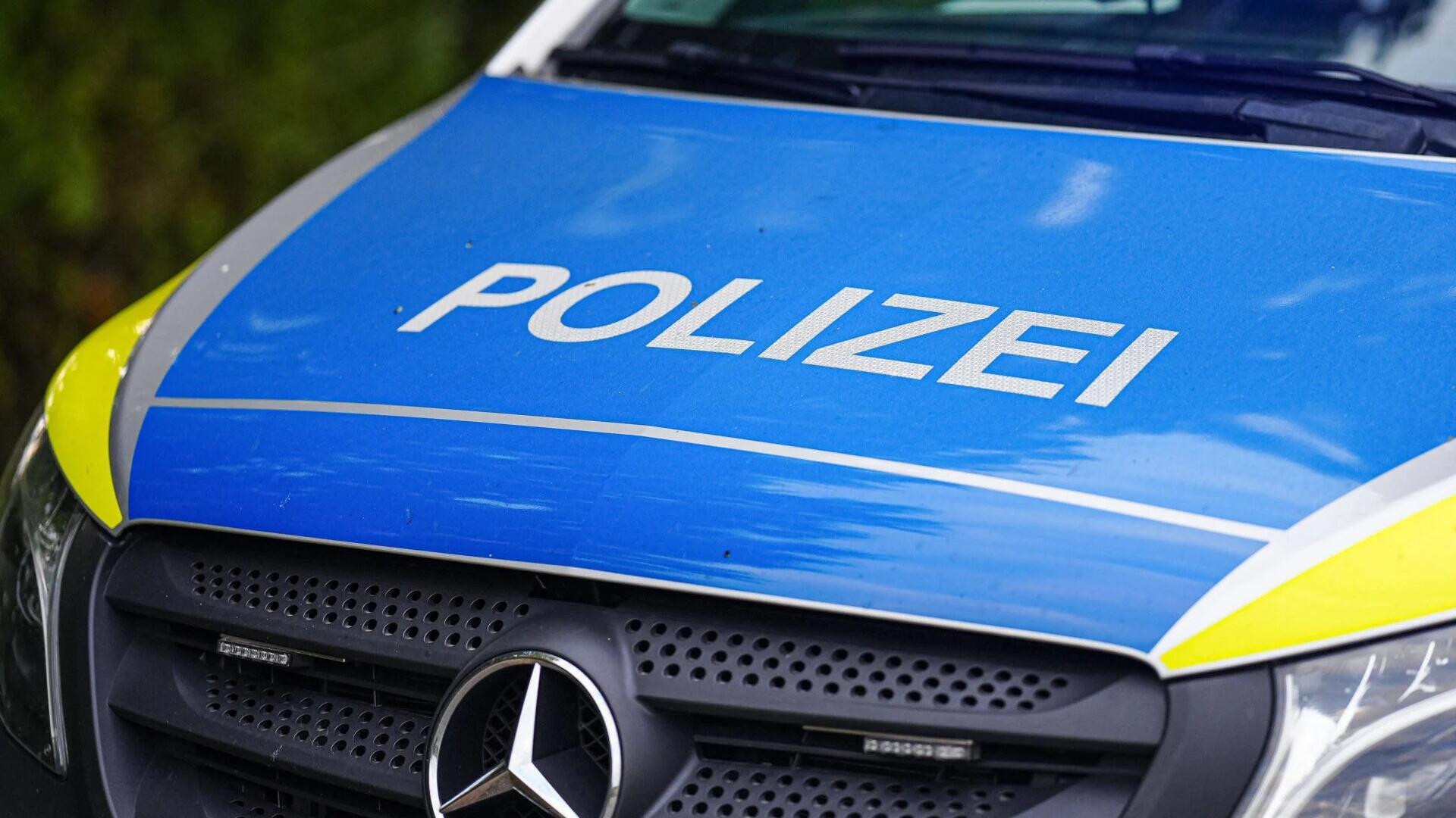 Das Bild zeigt die Front eines Streifenwagens. 