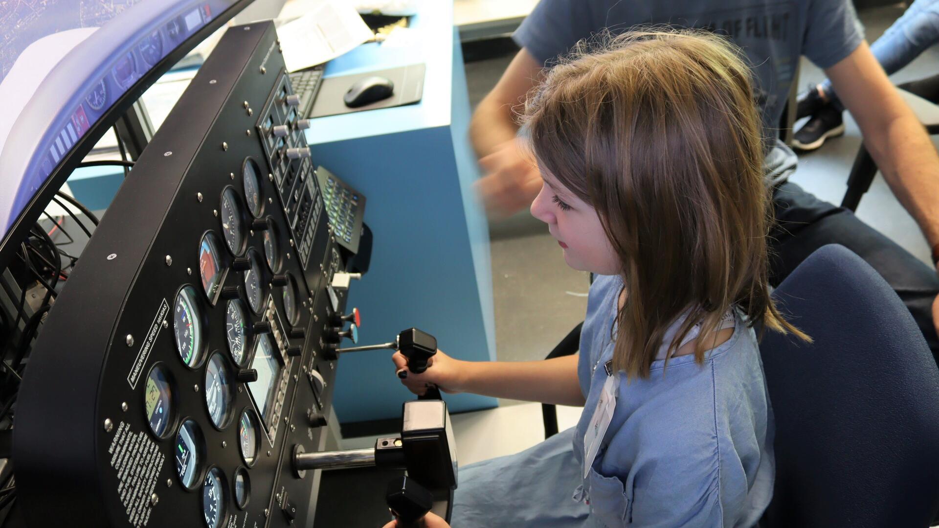 Mädchen am Flugsimulator