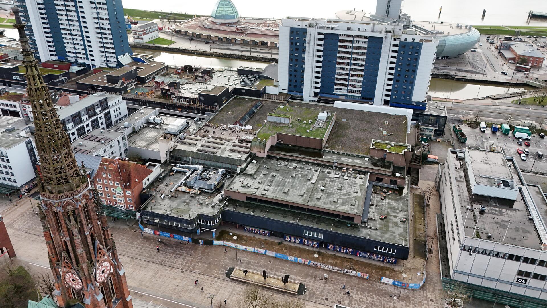 Blick von oben auf das alte Karstadt-Gelände. Wie geht es mit der Innenstadt von Bremerhaven weiter?