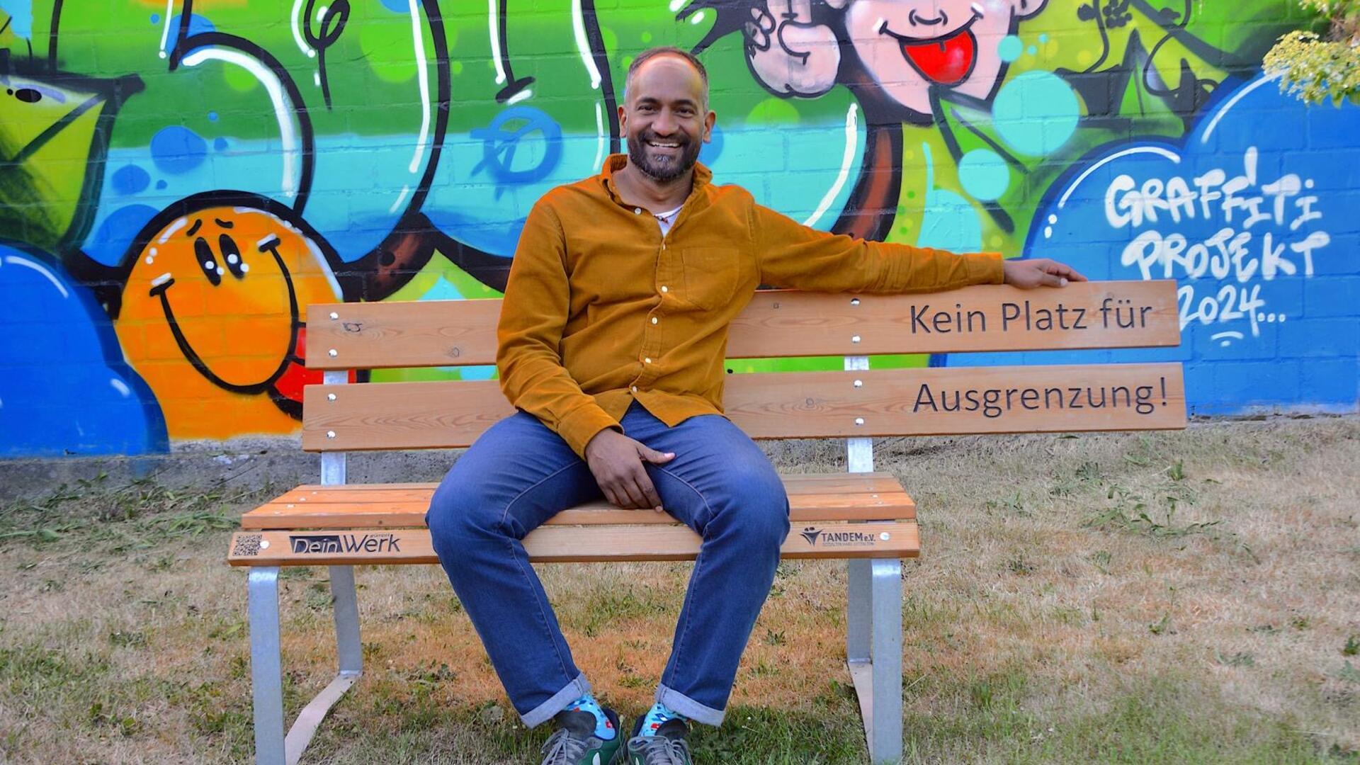"Wie gemalt" für das Thema des Buches von Dr. Umes Arunagirinathan ist die symbolträchtige Bank im Garten des EigenArt-Kunstraumes.