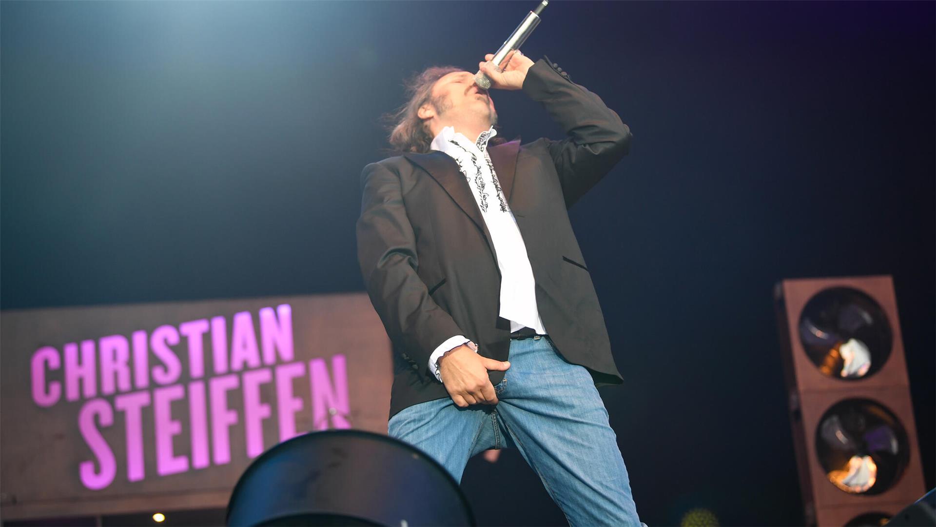 „Wie gut, dass ich hier bin“, singt Christian Steiffen zu Beginn des Konzerts. Ein Mann mit großen Worten - und Gesten.