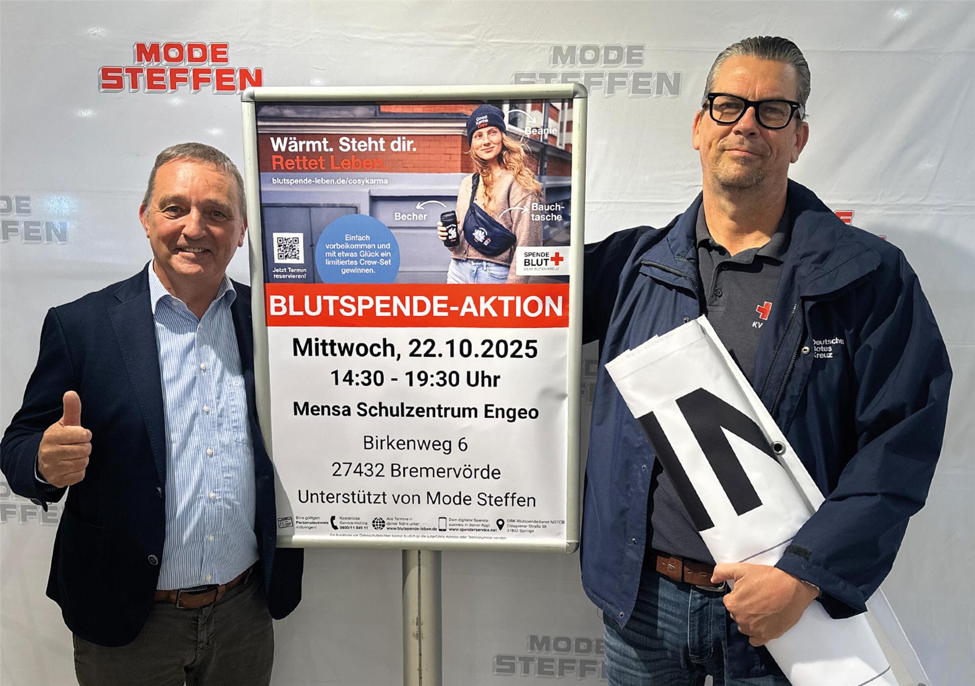 Wie schon 2015 und 2020 unterstützt Mode Steffen den nächsten Blutspendetermin in Bremervörde am Mittwoch, 22. Oktober, 14.30 bis 19.30 Uhr (Mensa Schulzentrum Engeo, Birkenweg 6. Das Foto zeigt Martin Schulze, Geschäftsführer Mode Steffen, und Stephan Jeschke vom DRK. 
