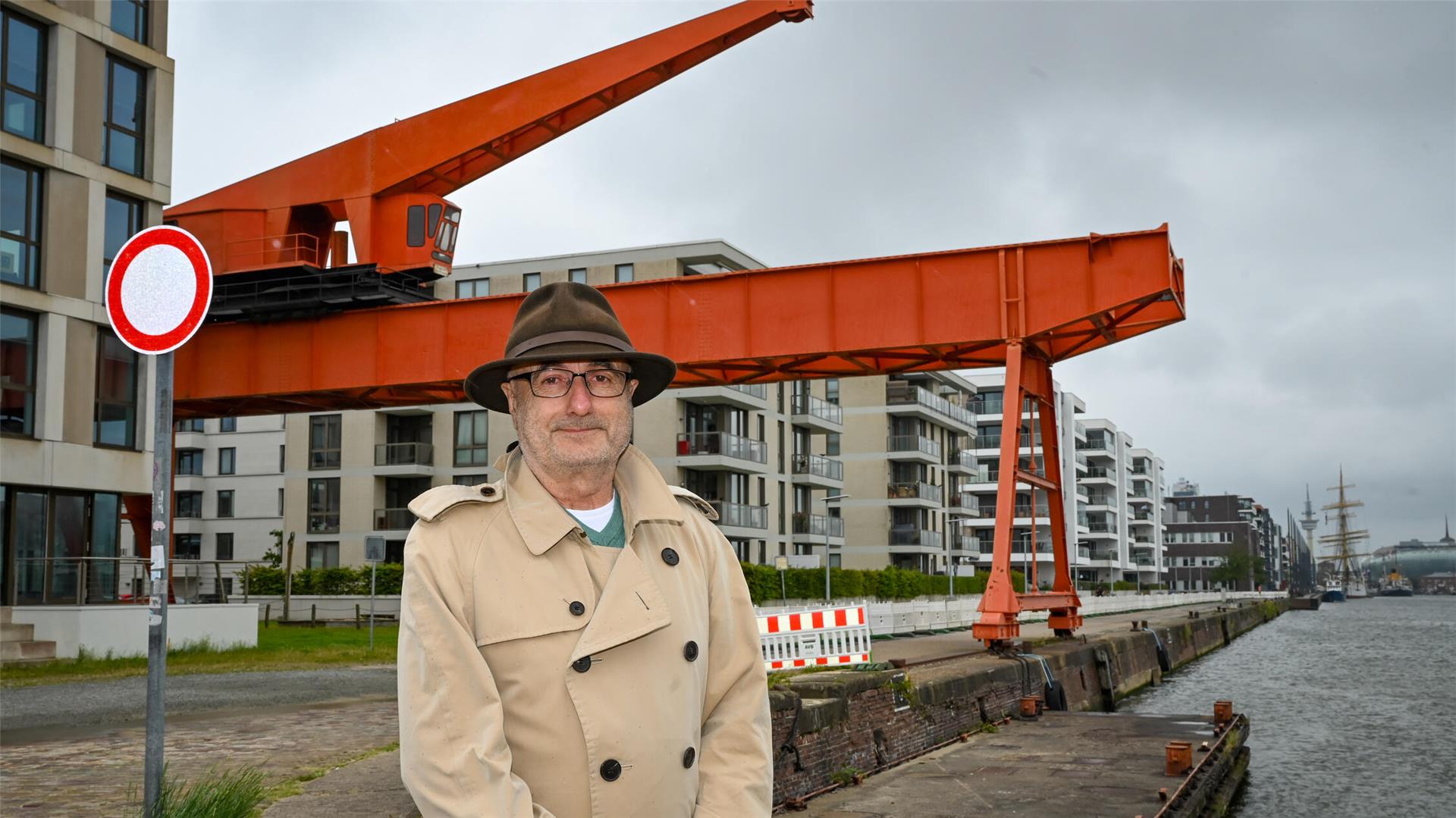 Wie sicher steht der Grube-Kran? Diese Frage stellt sich nicht nur der Anwohner Ralf Ekrowski. 
