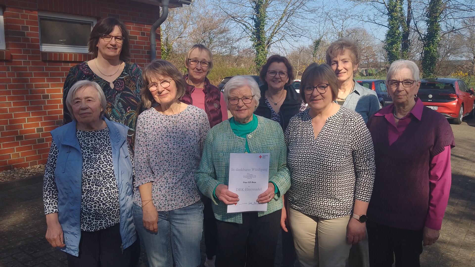 Wiedergewählte, neugewählte, geehrte und verabschiedete Rotkreuzler aus Hepstedt und Breddorf (hintere Reihe, von links): Britta Ringen, Anette Brüggemann, Kirsten Dittmer und Birgit Lünzmann sowie in der vorderen Reihe Hildegard Kühn, Gudrun Sievers, Elli Brase, Ute Höppner und Katharina Schwiering.