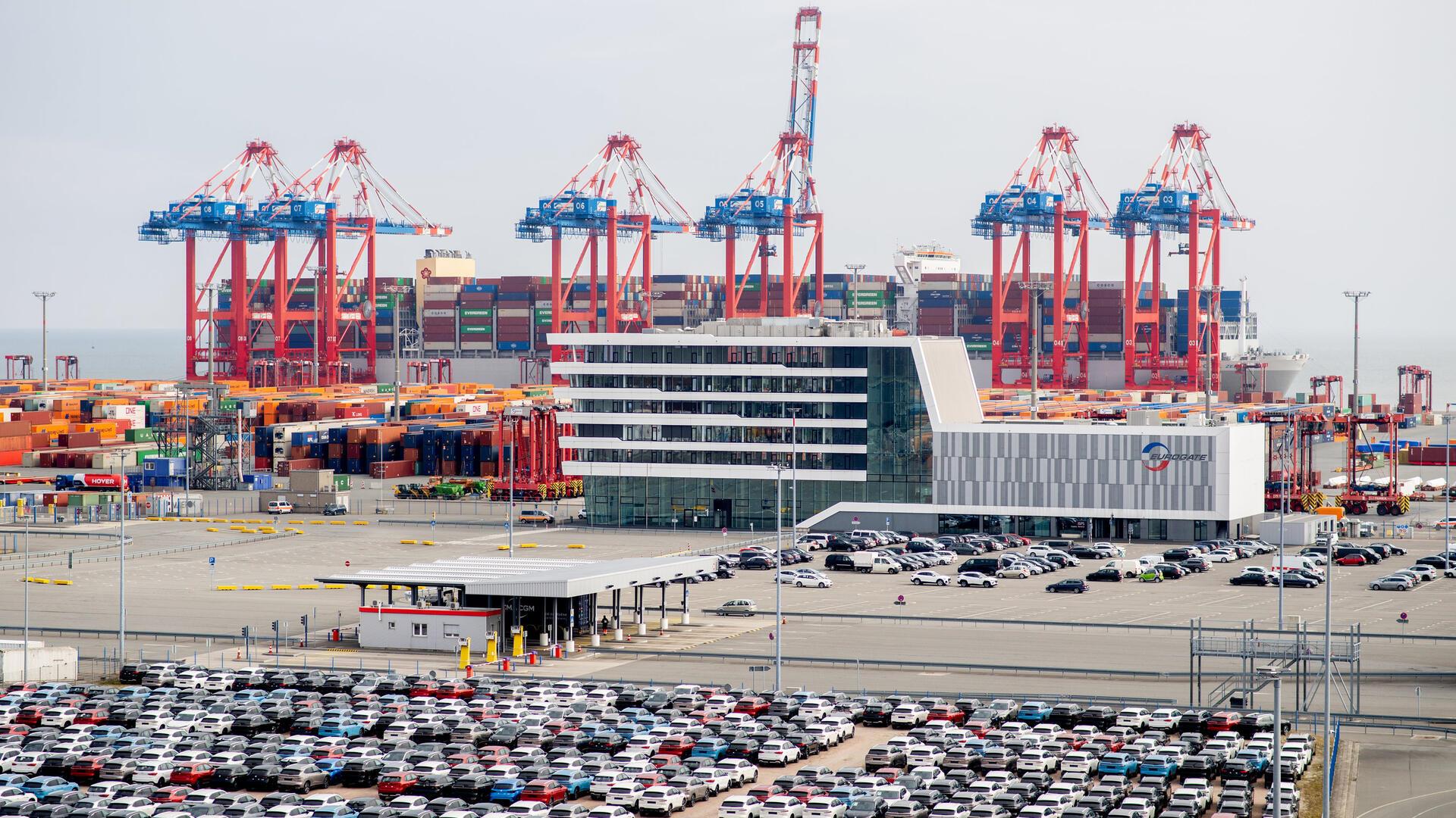 Wilhelmshaven: Die „OOCL Zeebrugge“ liegt am Terminal von Eurogate auf dem JadeWeserPort an der Kaimauer und wird entladen.