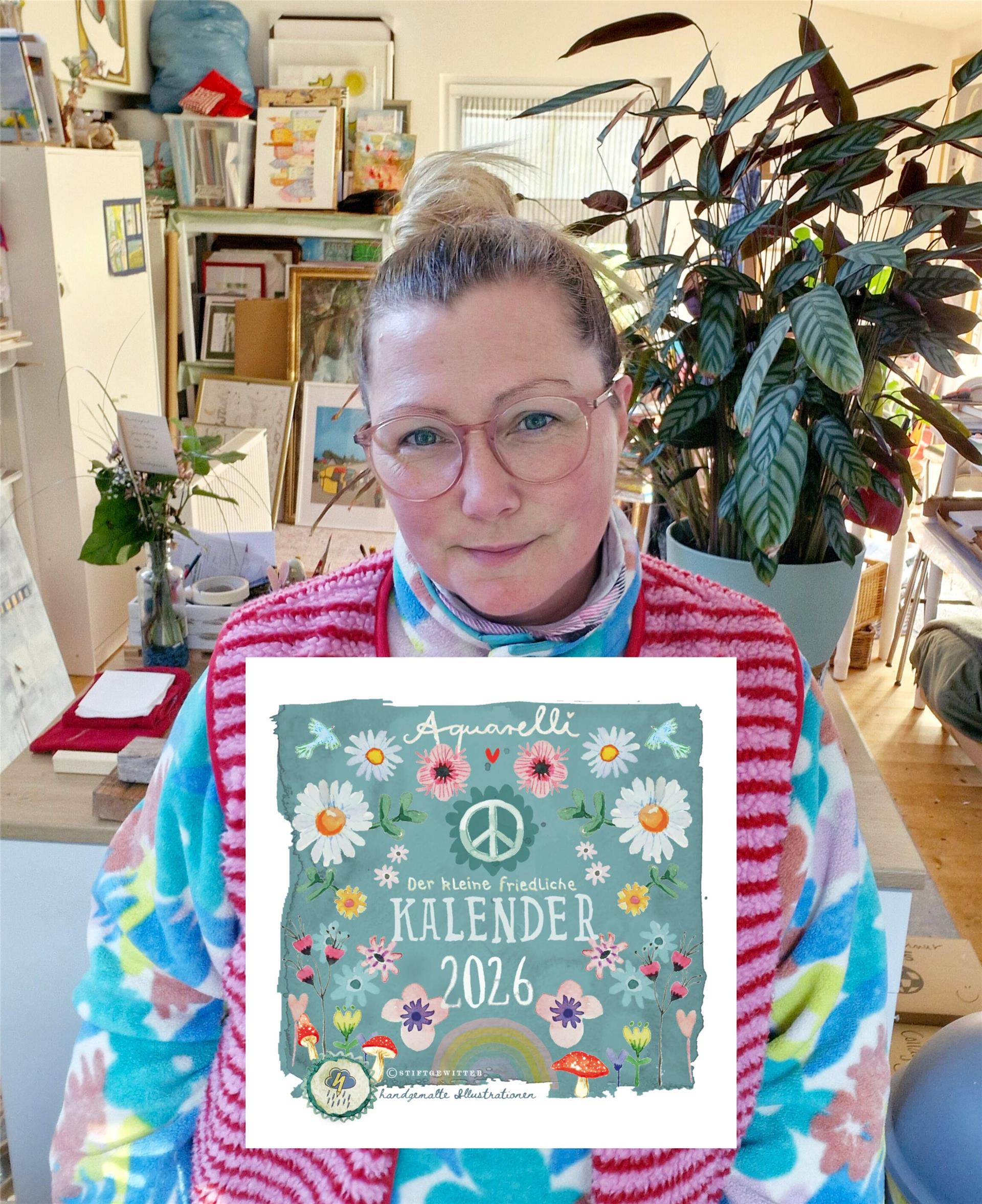 Ab sofort erhältlich: Der kleine friedliche Kalender 2026 Will mit ihrem Kalender jeden Monat ein Lächeln aufs Gesicht zaubern: Elli Brockmann.