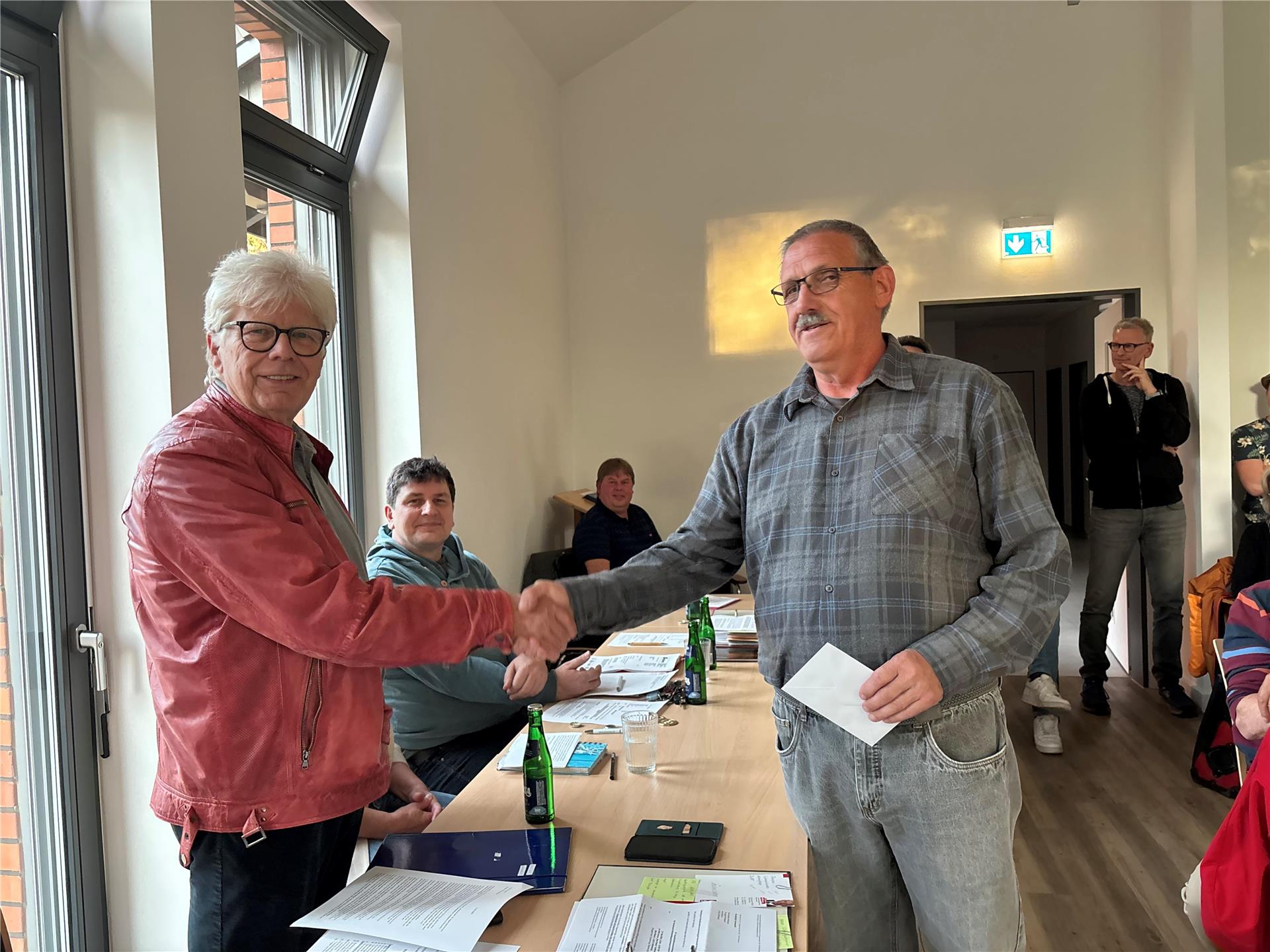 Wilstedts Bürgermeister Traugott Riedesel (links) verabschiedet sich von Gemeindearbeiter Jochen Becker.
