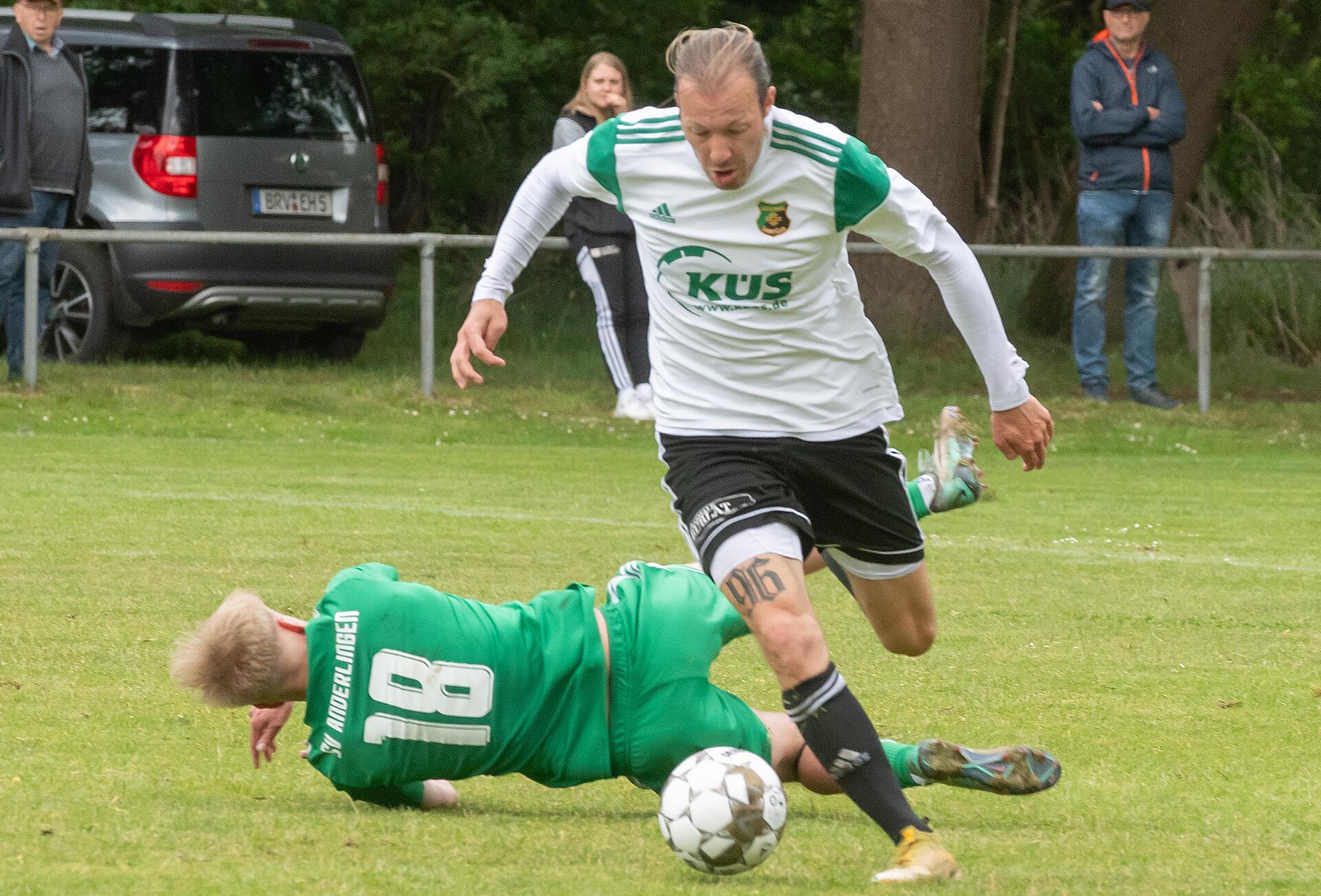 Nach der Winterpause spielt Heeslingen II deutlich besseren Fußball Ein Mann mit einem Ball am Fuß läuft an einem am Boden liegenden vorbei.