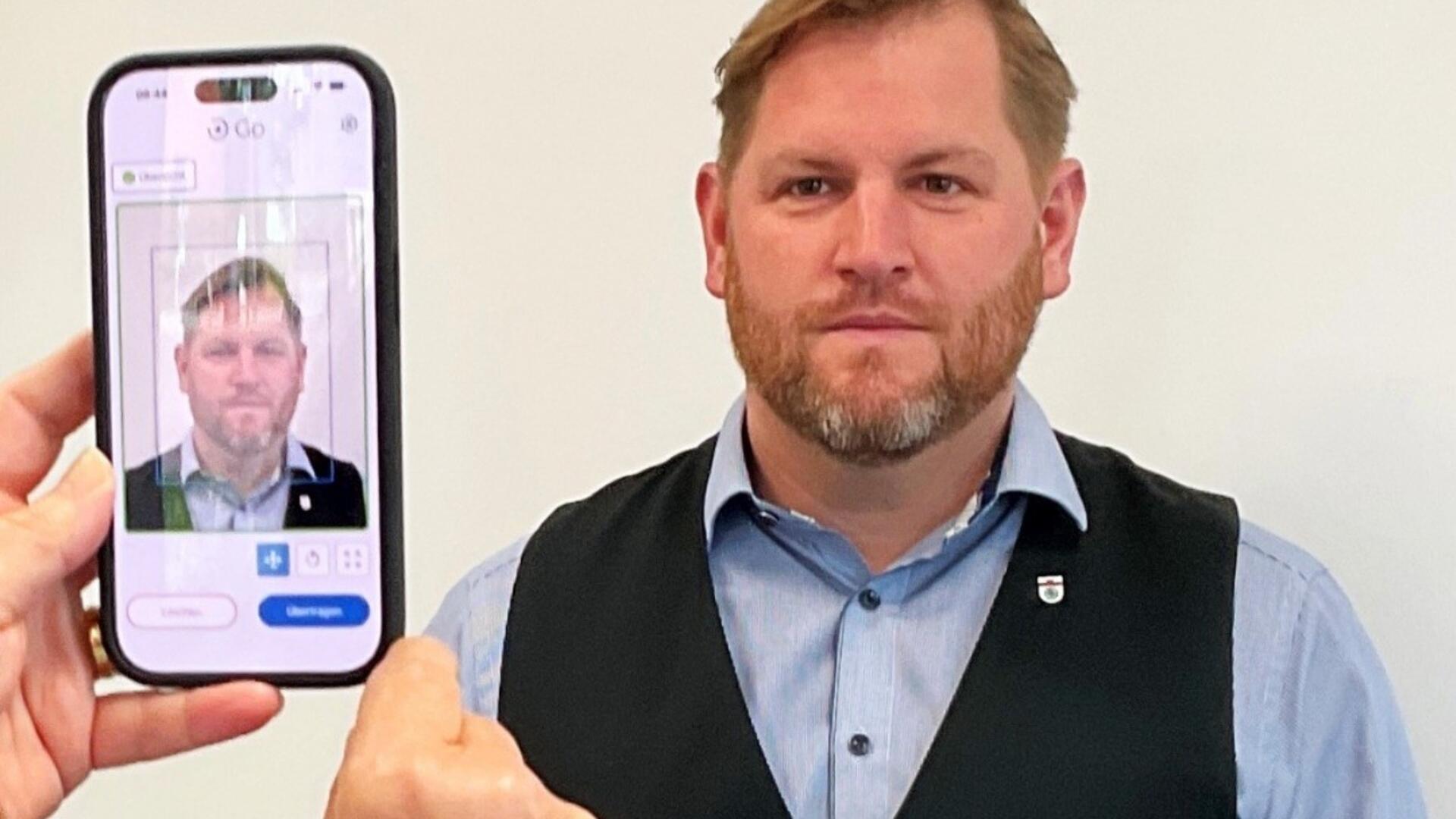 „Wir freuen uns diesen Vor-Ort-Service als weiteren Schritt zur digitalen Verwaltung anbieten zu können.“, so Gnarrenburgs Bürgermeister Marc Breitenfeld.