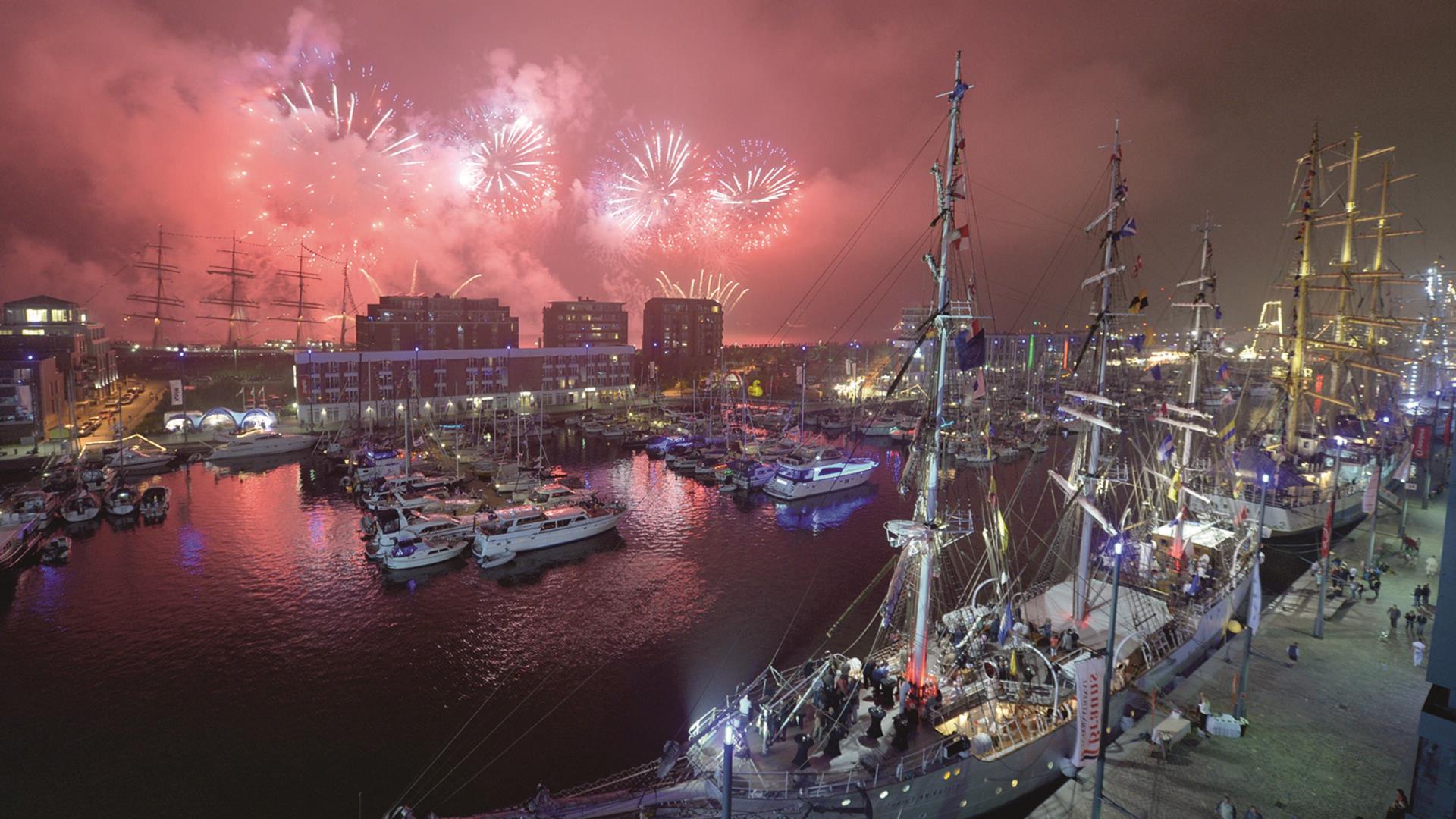 Wir freuen uns schon drauf: Hell erstrahlt der Bremerhavener Nachthimmel während des Sail-Feuerwerks. Hier eine Aufnahme aus 2015. Mit unserem Sail-Countdown bringen wir uns für die Sail 2025 schon einmal in Feierstimmung.