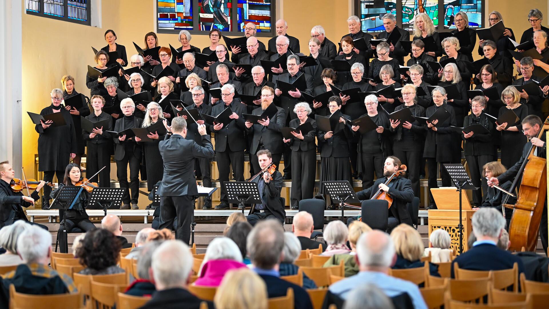 „Wir gehen hinauf gen Jerusalem...“: Der Bach-Chor Bremerhaven unter Leitung von Landeskirchenmusikdirektor David Schollmeyer setzt zum Auftakt des Kantaten-Konzertes in der Großen Kirche einen Bach‘schen Choralsatz.