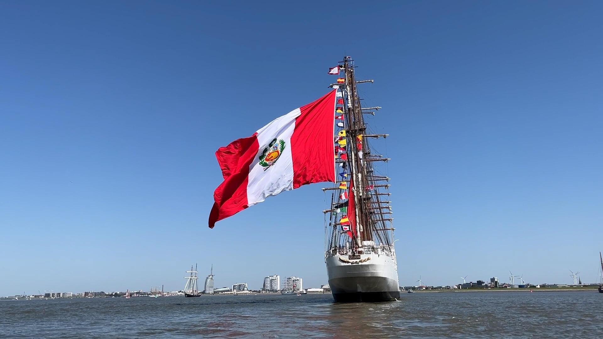 Ein Schiff mit riesiger peruanischer Flagge auf der Sail 2025.