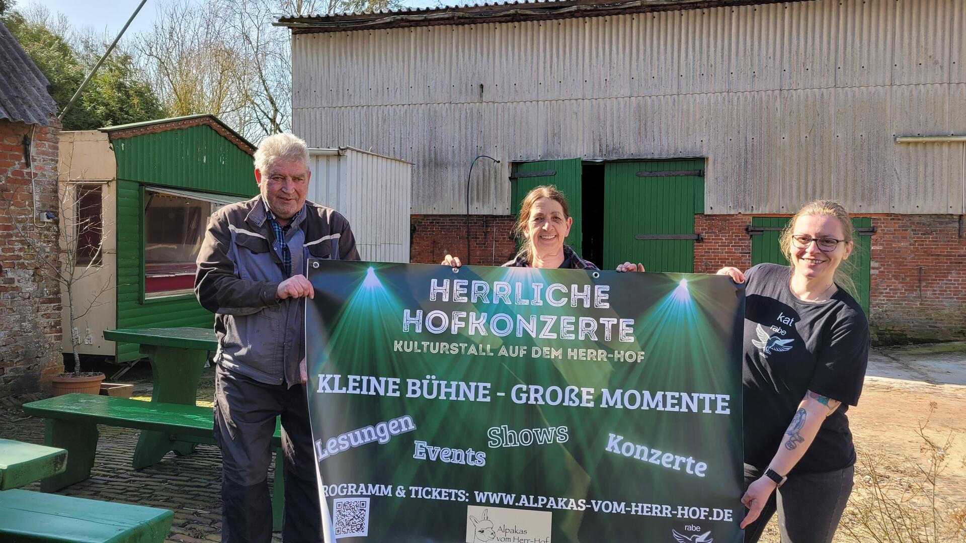 Wo der Kuhstall zum Kulturstall wird: Andreas und Dagmar Herr freuen sich zusammen mit Veranstaltungsmanagerin Katrin Rahn auf den ersten "Herrlichen Kultursommer" auf dem Alpakahof in Misselwarden.