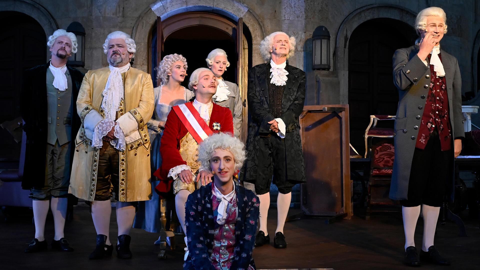 Wohin entwickelt sich das Stadttheater mit den Sparten Schauspiel, Musiktheater, Philharmonisches Orchester, Ballett und Junges Theater, wenn der Etat dauerhaft um 600.000 Euro gesenkt wird? Die Koalition meint, dass man sich die Sommerbühne, hier „Amadeus“, nicht mehr leisten könne.