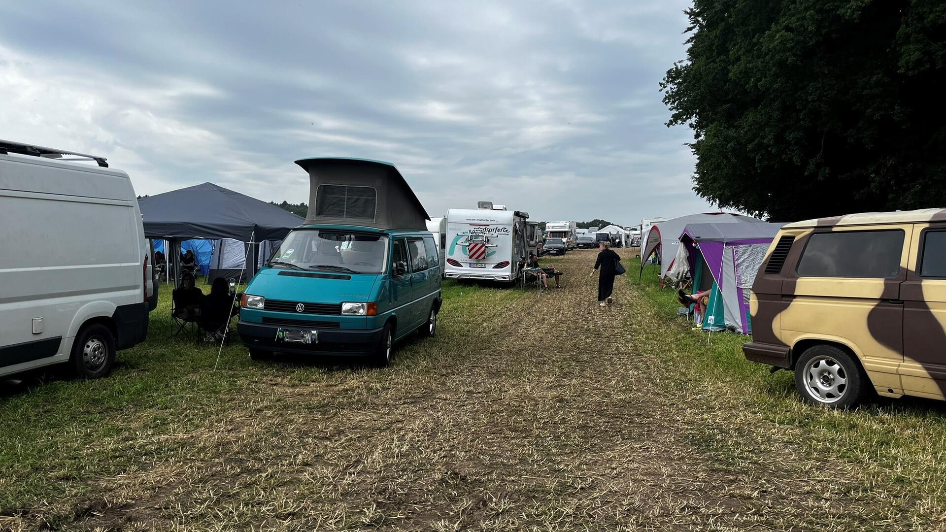 Zelt-Rivalen: Glamping-Luxus gegen Camping-Romantik beim Hurricane Festival Camper und Wohnmobile auf einem Festival.