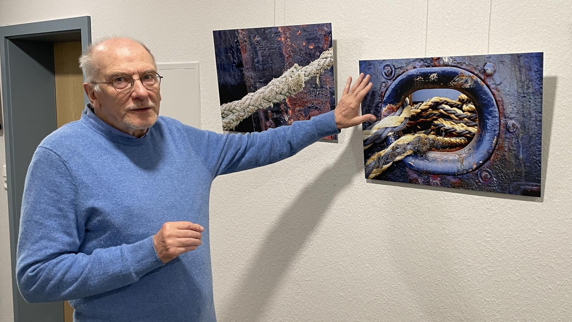 Wolfgang Tuttlies-Kolberg zeigt seine Bilder im Beverstedter Rathaus.