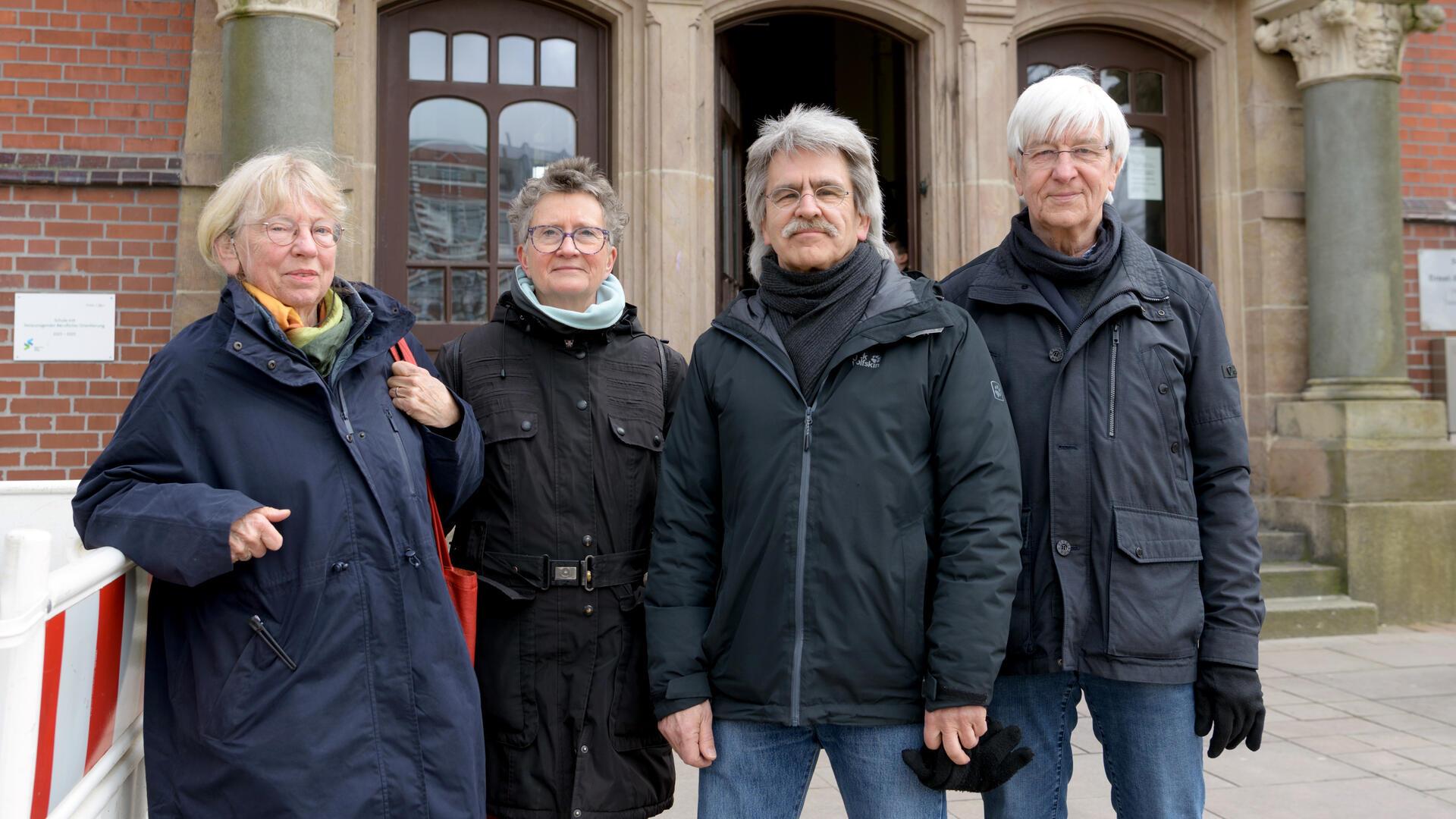 Wollen im Schulausschuss kritisch nachfragen: (von links) die pensionierten Lehrkräfte Ingrid Müller, Barbara Metzner, Bernd Winkelmann und Werner Begoihn. 