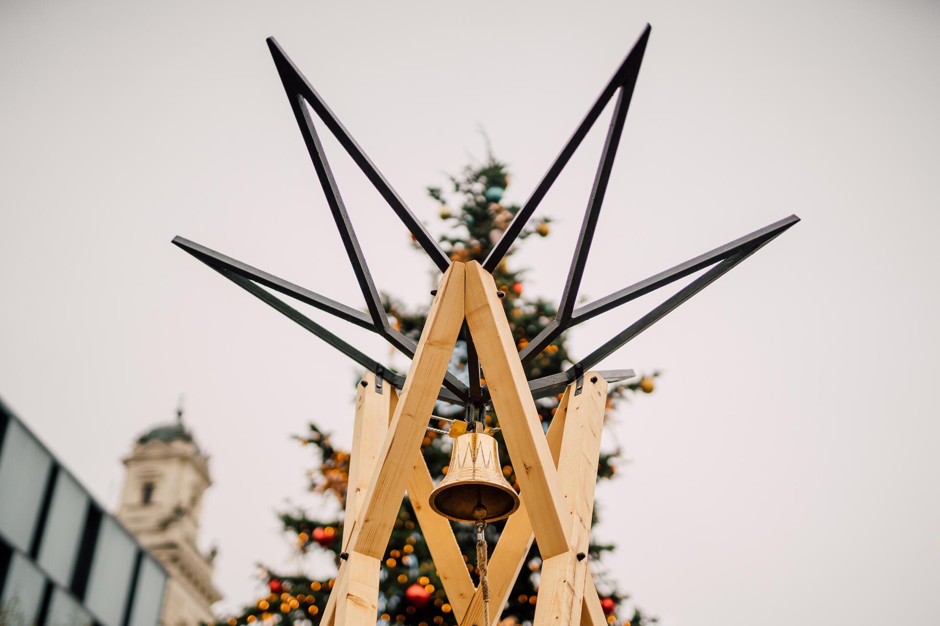 Weihnachten in Brünn: Turbomošt, Drachen und Lichterglanz Wunschglocke auf dem Freiheitsplatz: Hier können Einheimische und Besucher an ihre Sehnsüchte denken und hoffen, dass sie sich erfüllen.