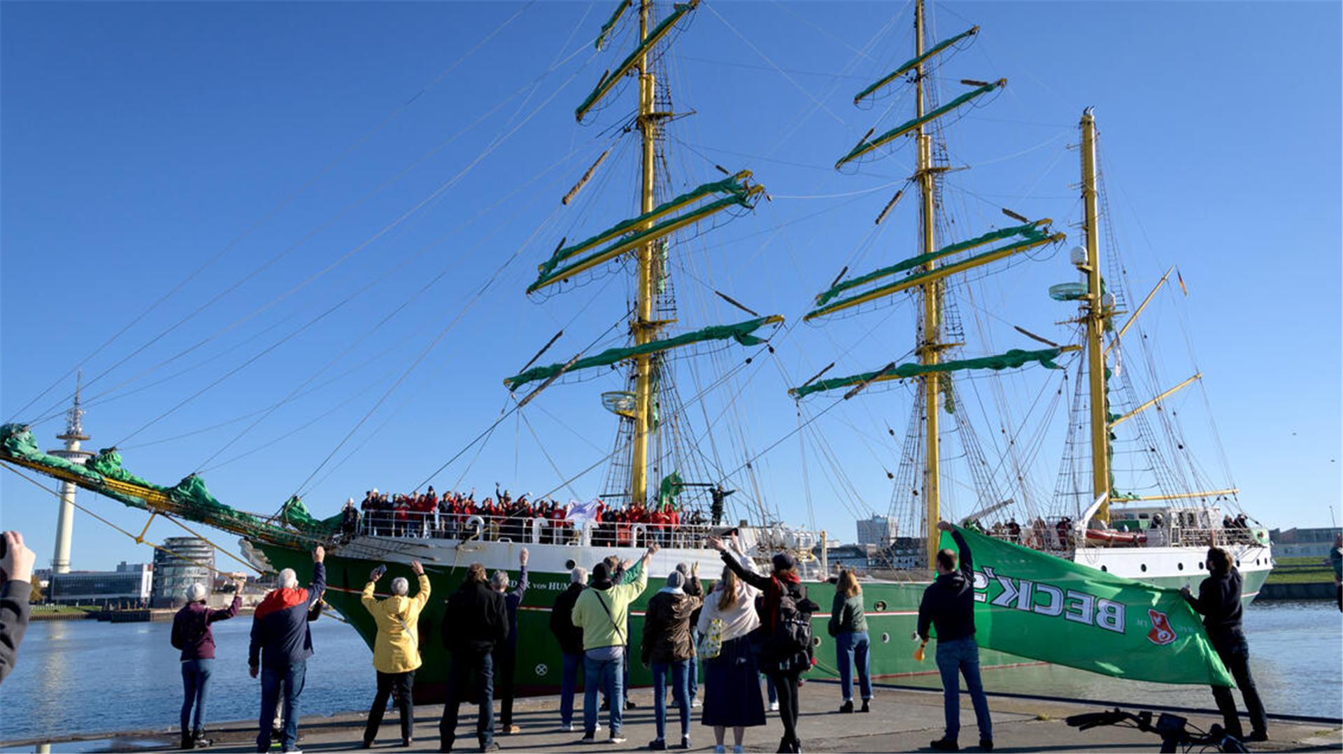 Wurde am Sonnabend von vielen Freunden an der Südmole verabschiedet: die „Alexander von Humboldt 2“.