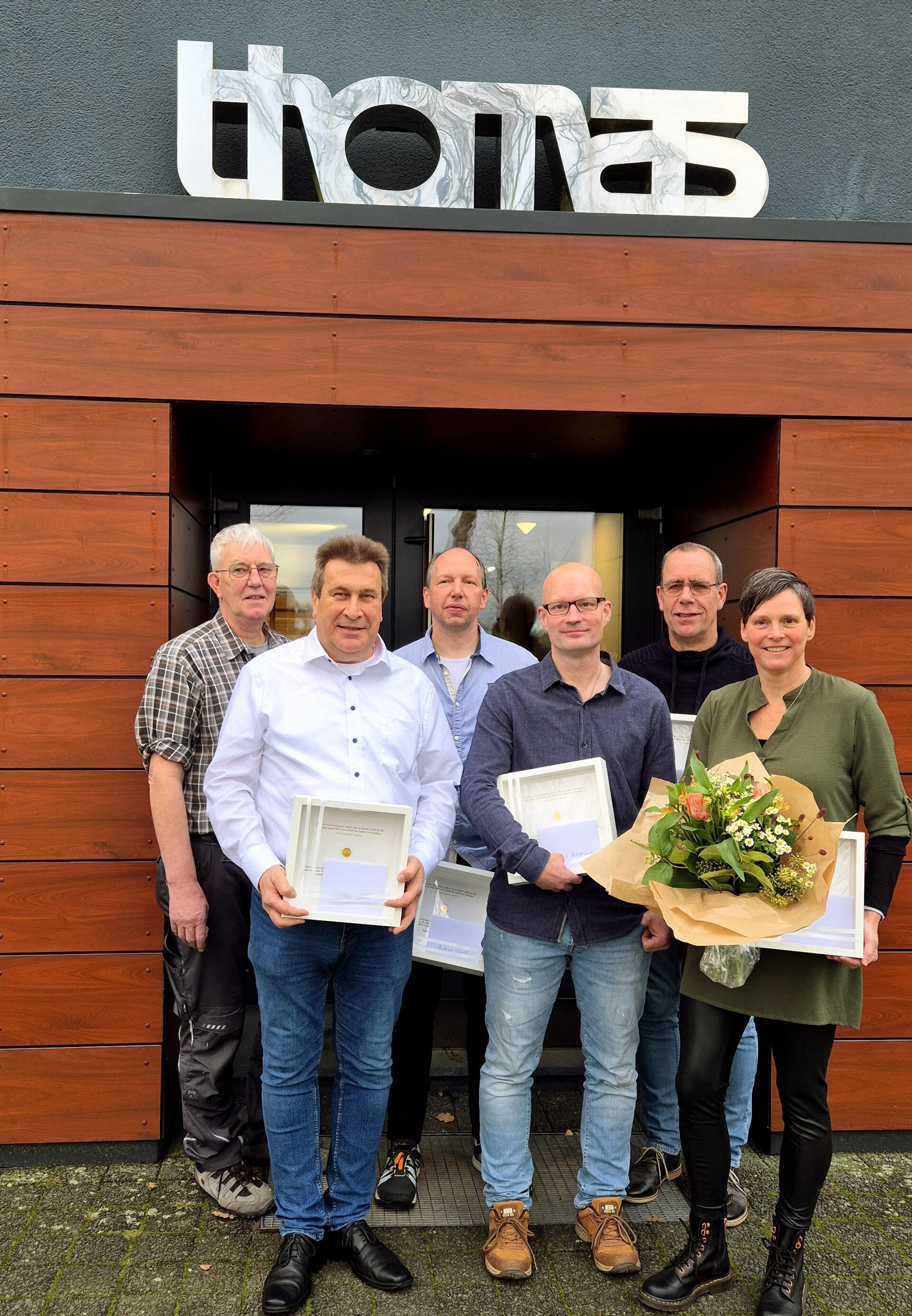 Wurden für ihre langjährige Firmenzugehörigkeit zur Thomas Holding geehrt: Barthold Fehlhauer (von links), Bernd Gerken, Michael Lausch, Mark Rotermund, Arie Brandwijk, Inka Harms